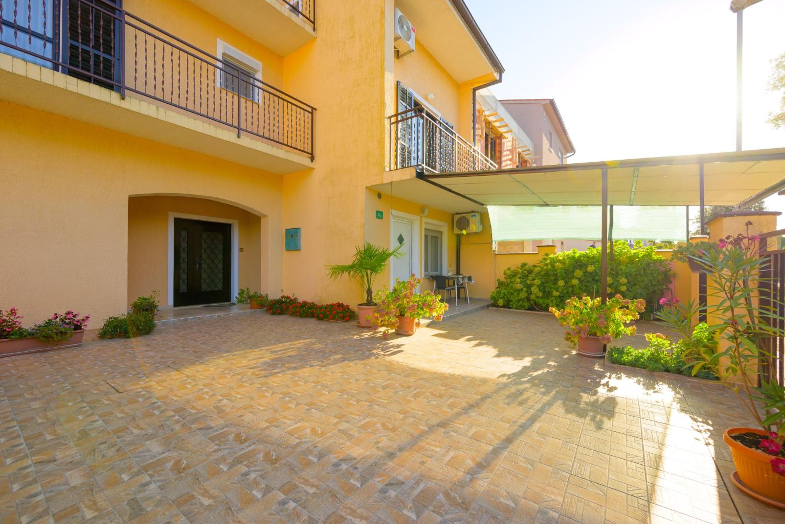 Comfort Two-Bedroom Apartment with Balcony - Photo 47