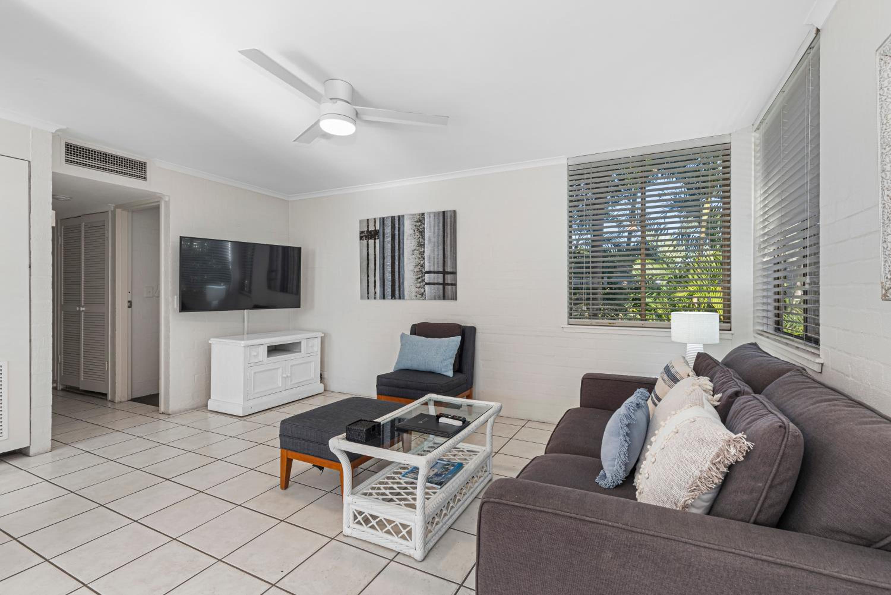 One-Bedroom Apartment - Photo 2