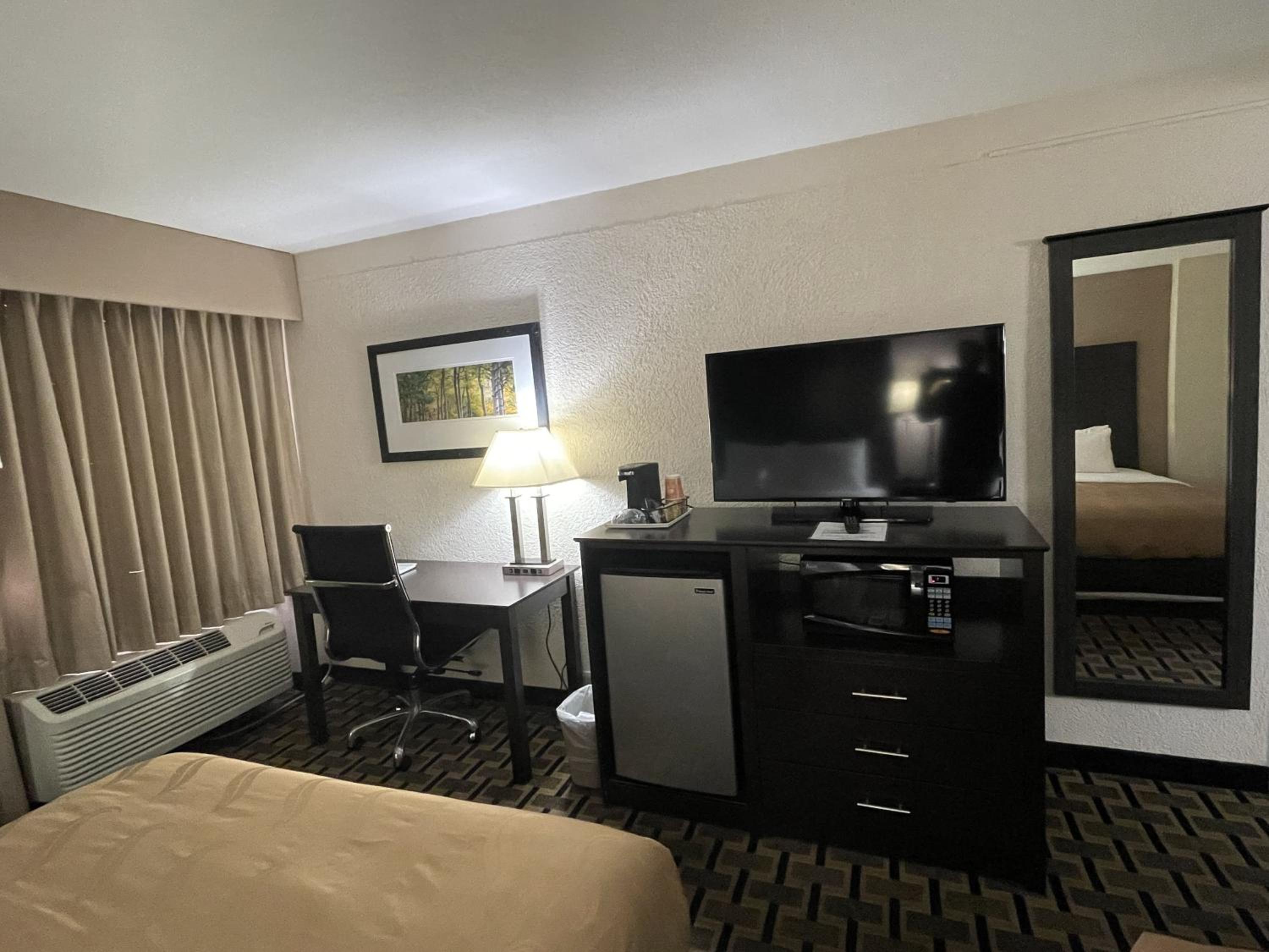 Deluxe Queen Room with Two Queen Beds - Non-Smoking - Photo 3