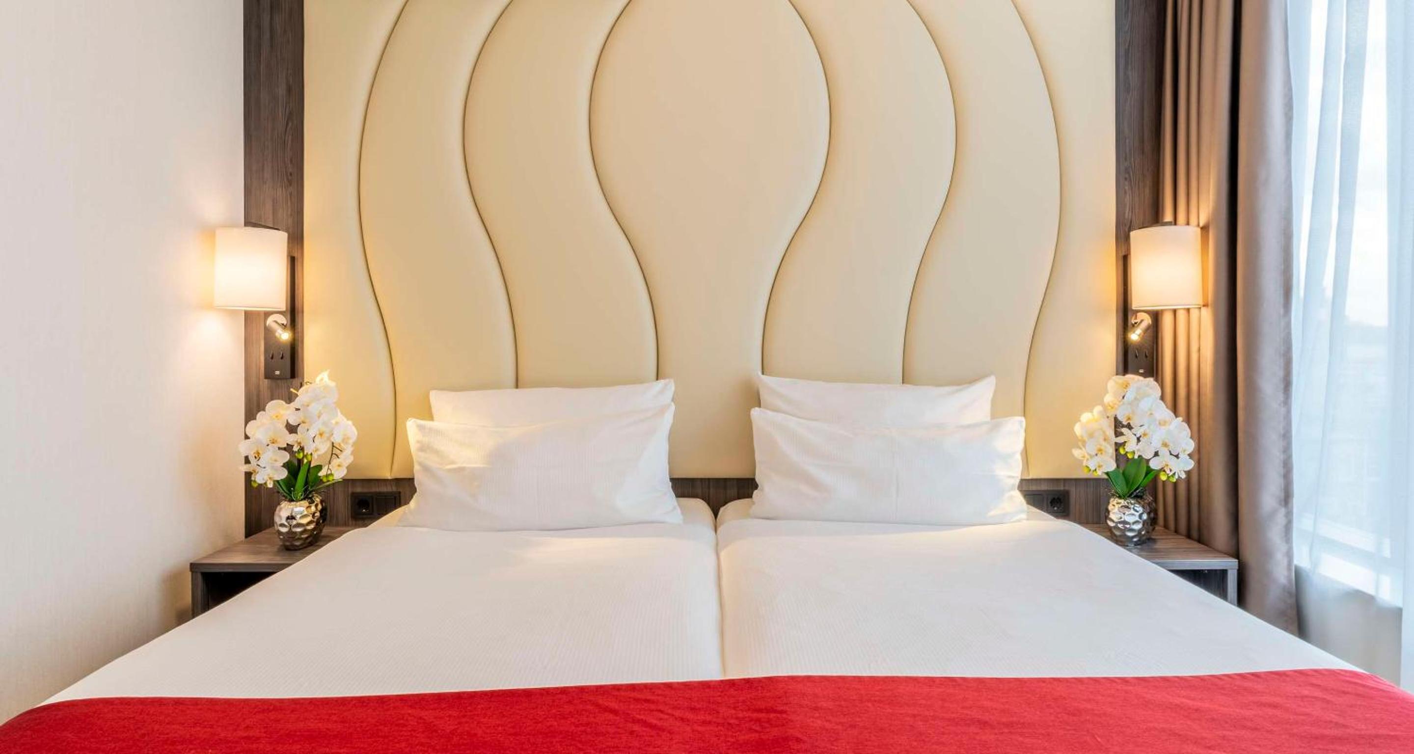 Double Room with 2 Single Beds - Photo 11