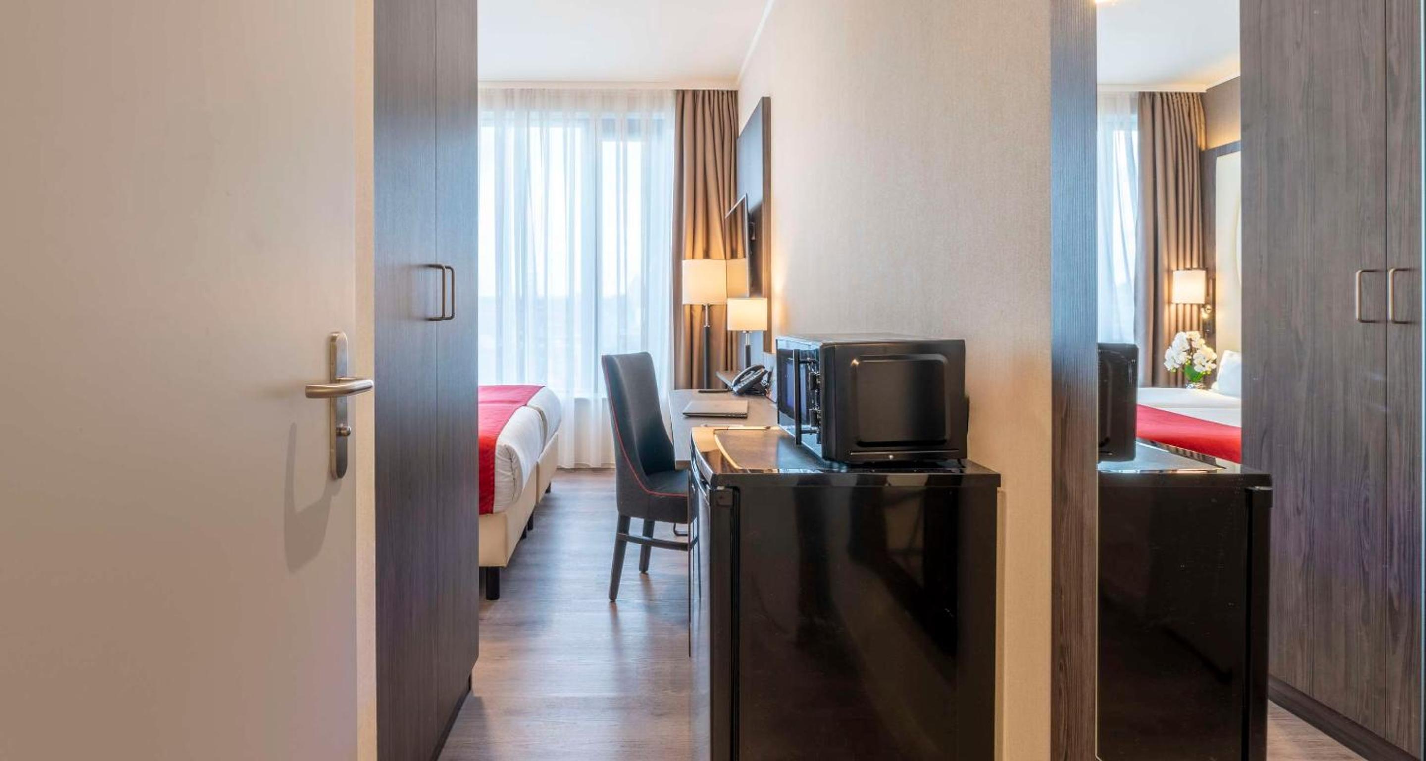 Double Room with 2 Single Beds - Photo 2