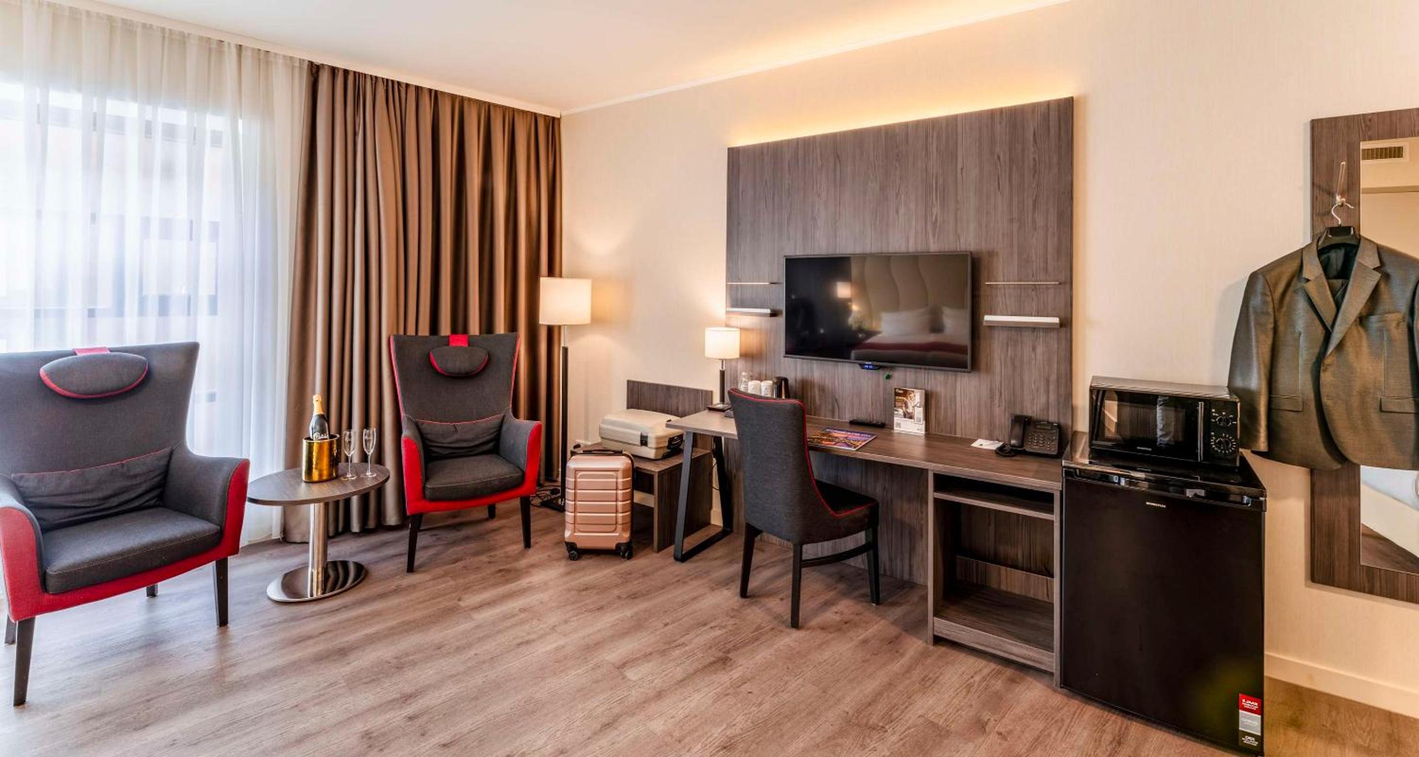 Quadruple Room with 4 Single Beds - Photo 1