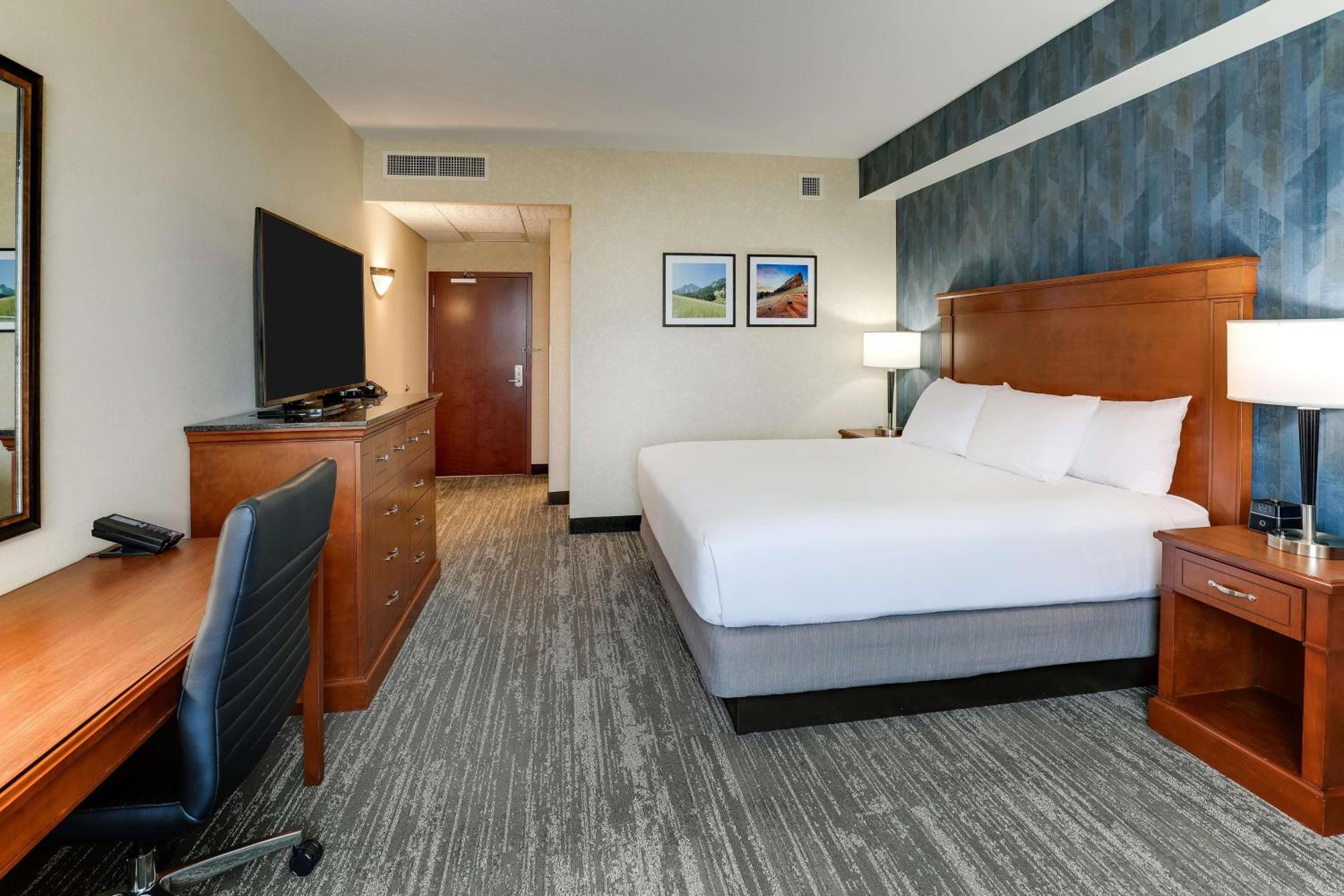 Deluxe King Room - Photo 2