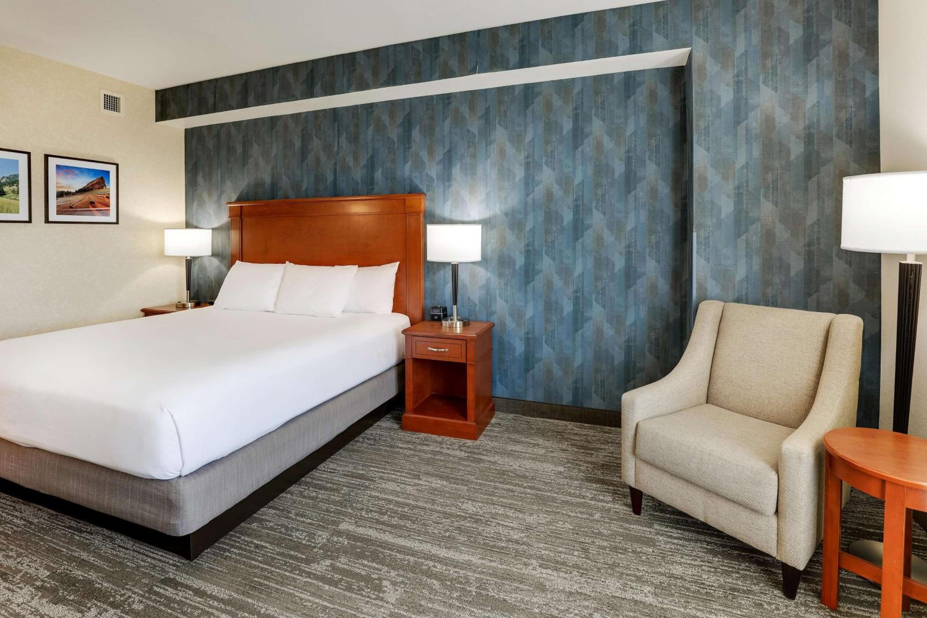 Deluxe King Room - Photo 3