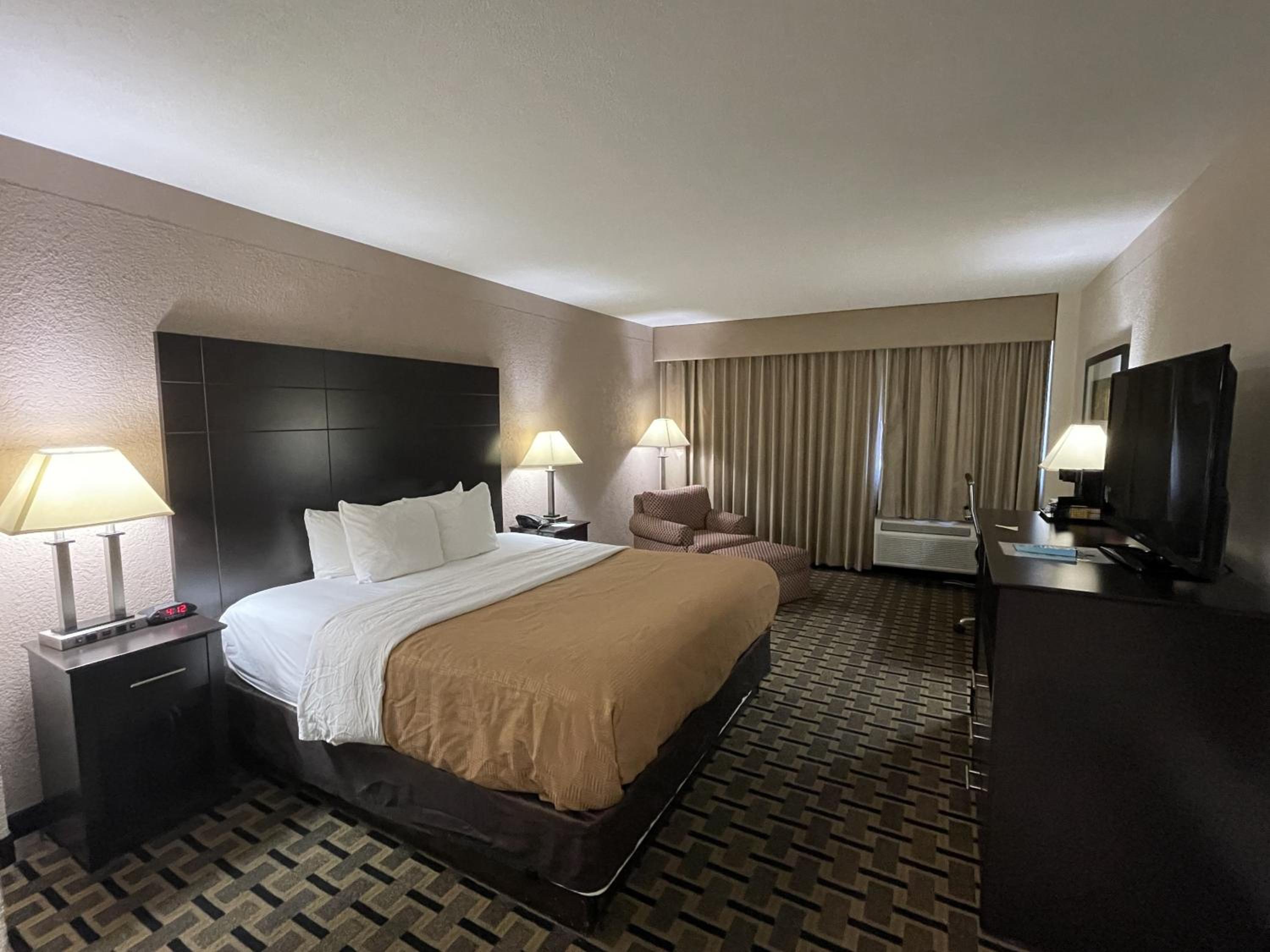 Deluxe King Room - Non-Smoking - Photo 2