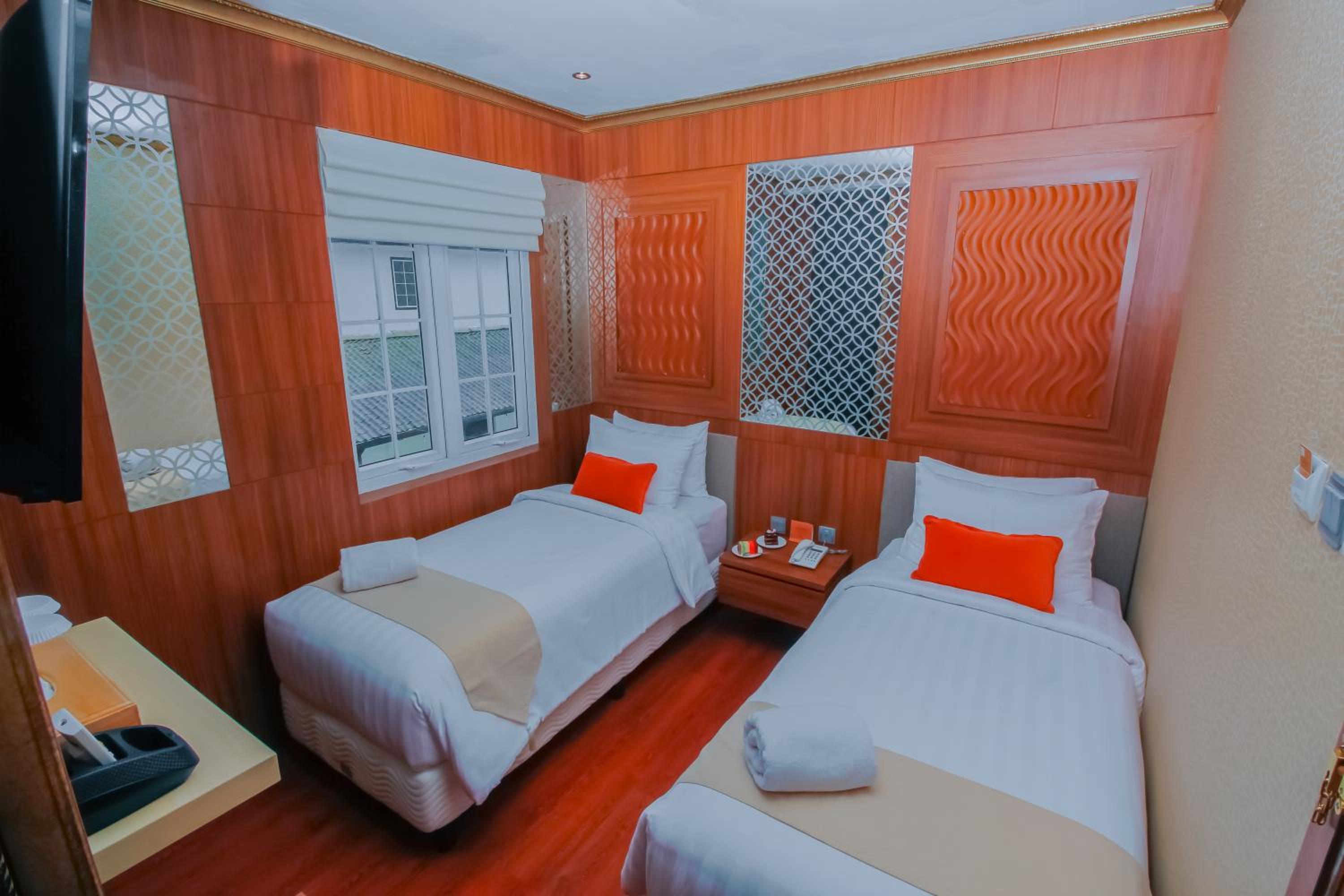Standard Twin Room - Photo 2