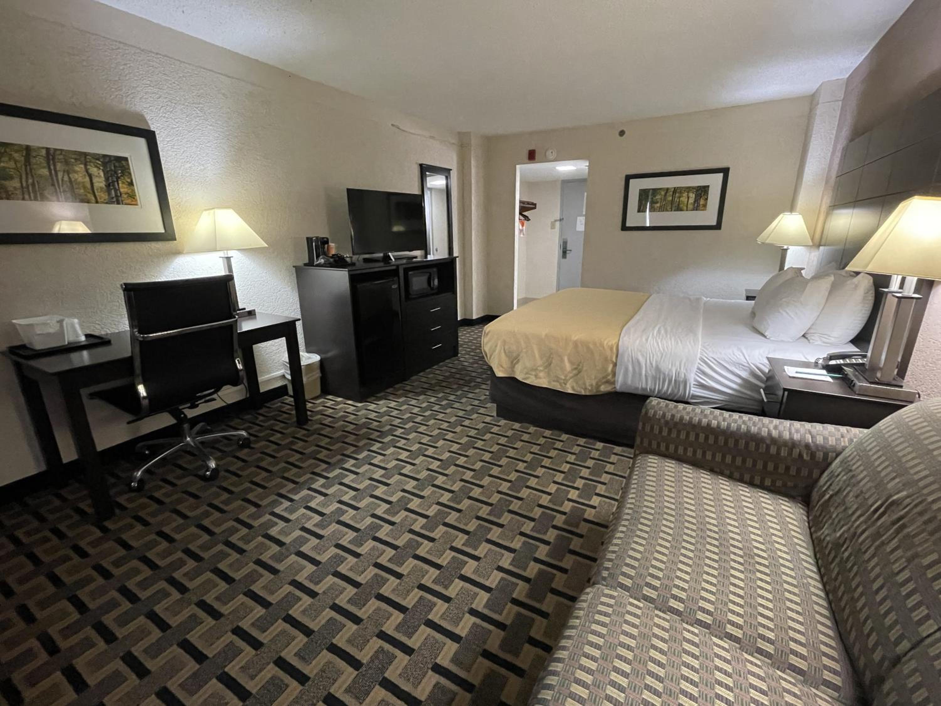 King Room with Sofa Bed - Non-Smoking - Photo 4