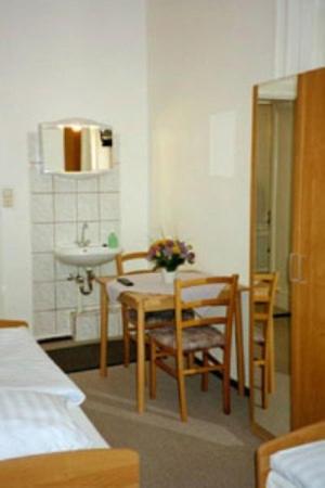 Double Room with Shared Bathroom photo 2