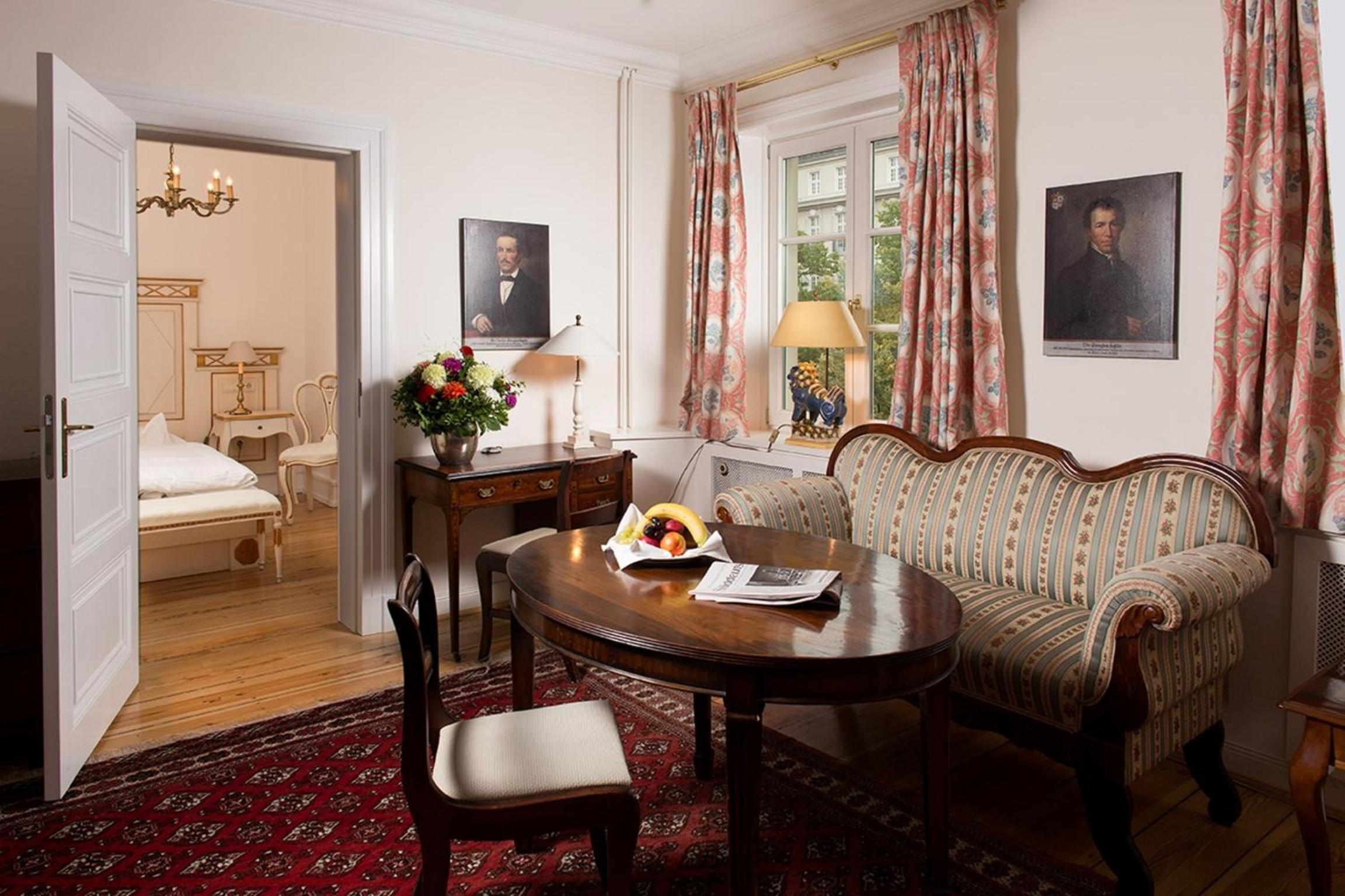 Suite - Photo 9