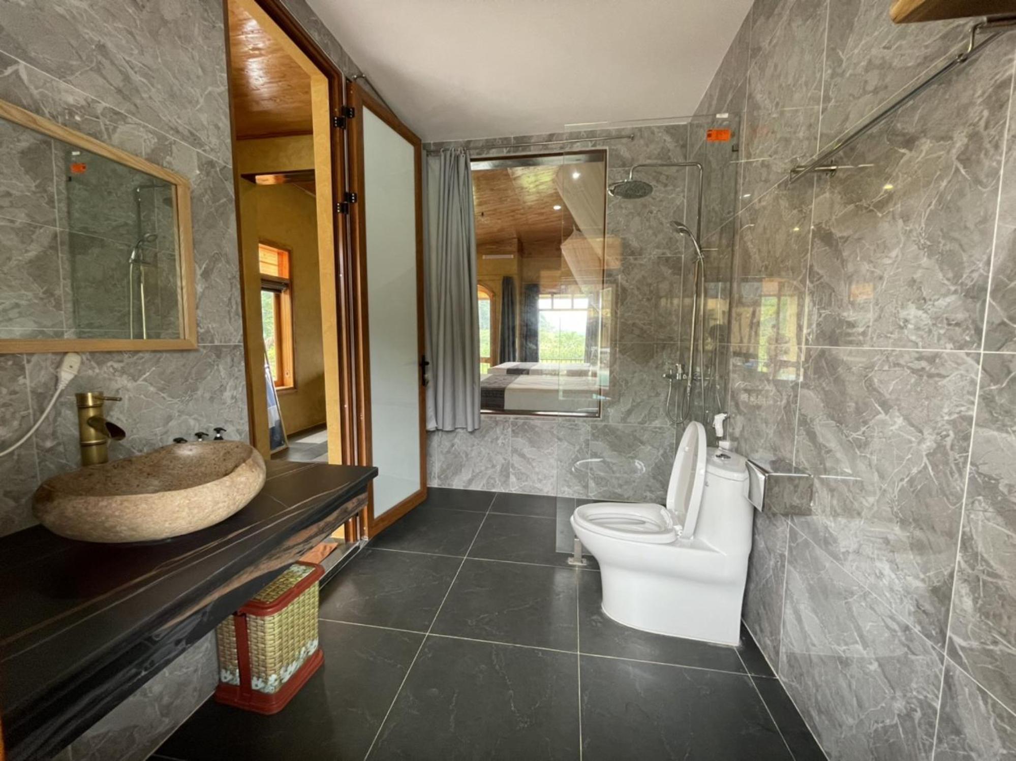 Family Suite with Balcony - Photo 12