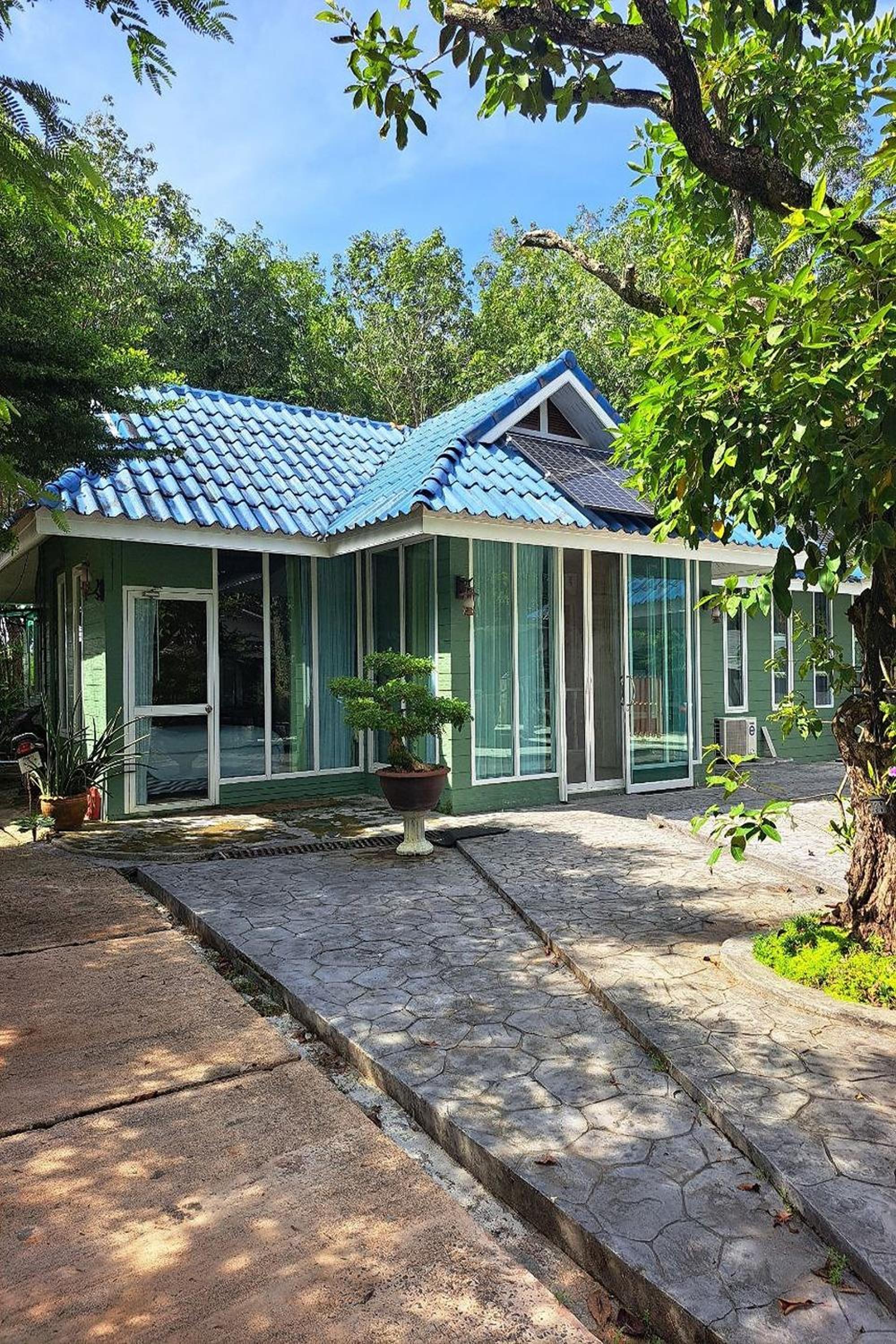 Bungalow with Garden View photo 2