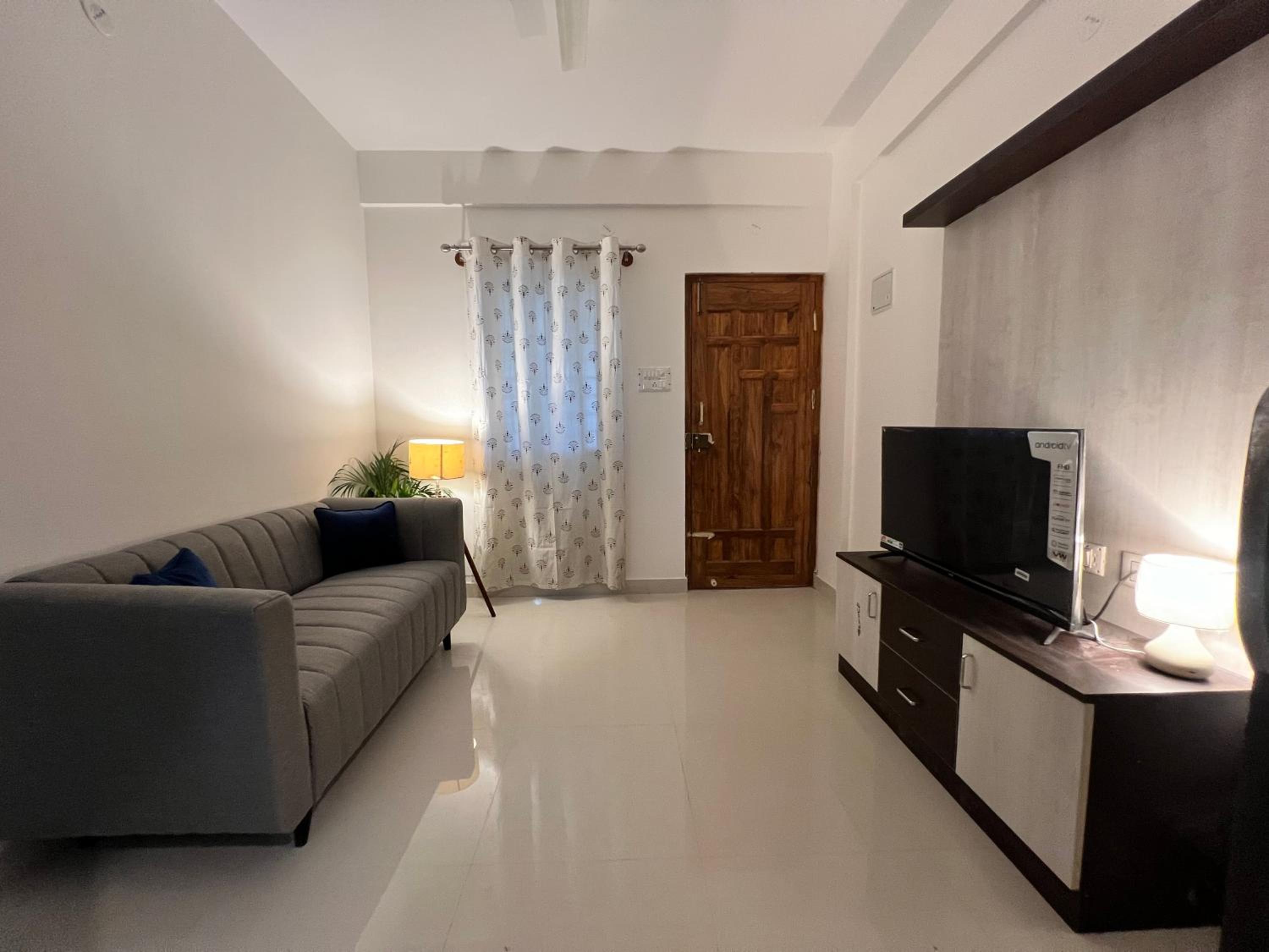 Deluxe One-Bedroom Apartment - Photo 2