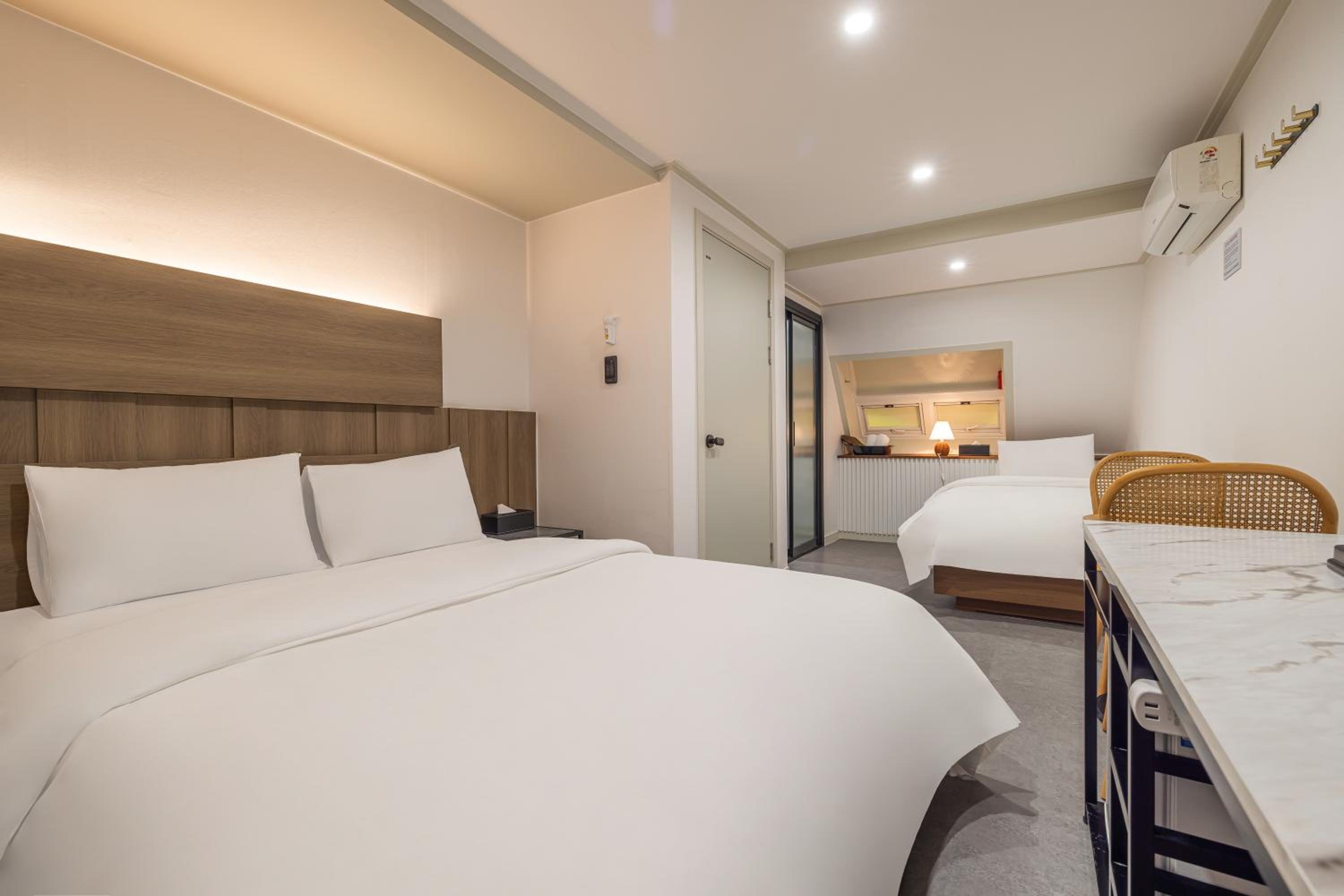 Suite - Photo 1