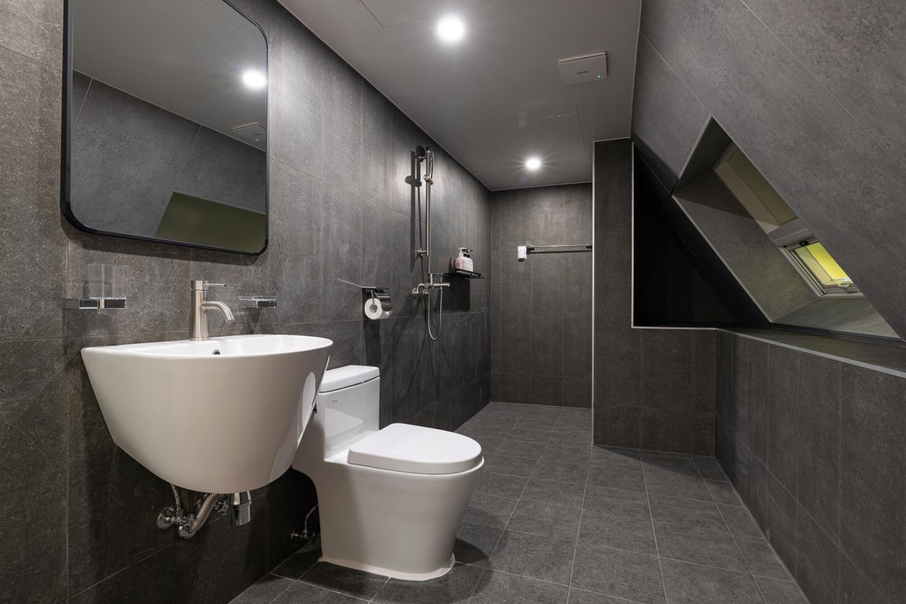 Suite - Photo 3