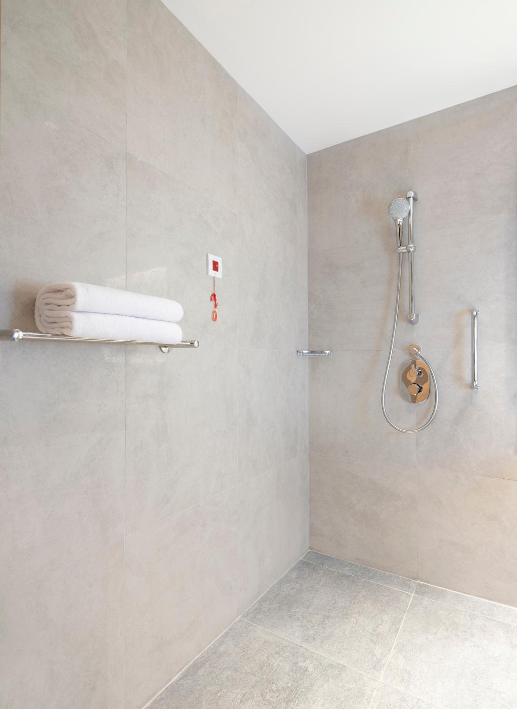 King Room - Mobility Accessible  - Photo 4