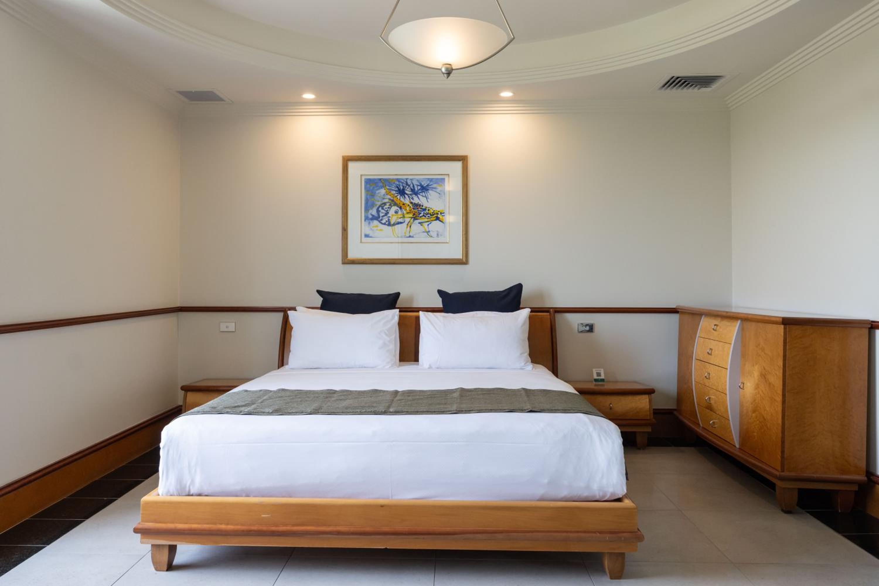 One-Bedroom Suite - Photo 3