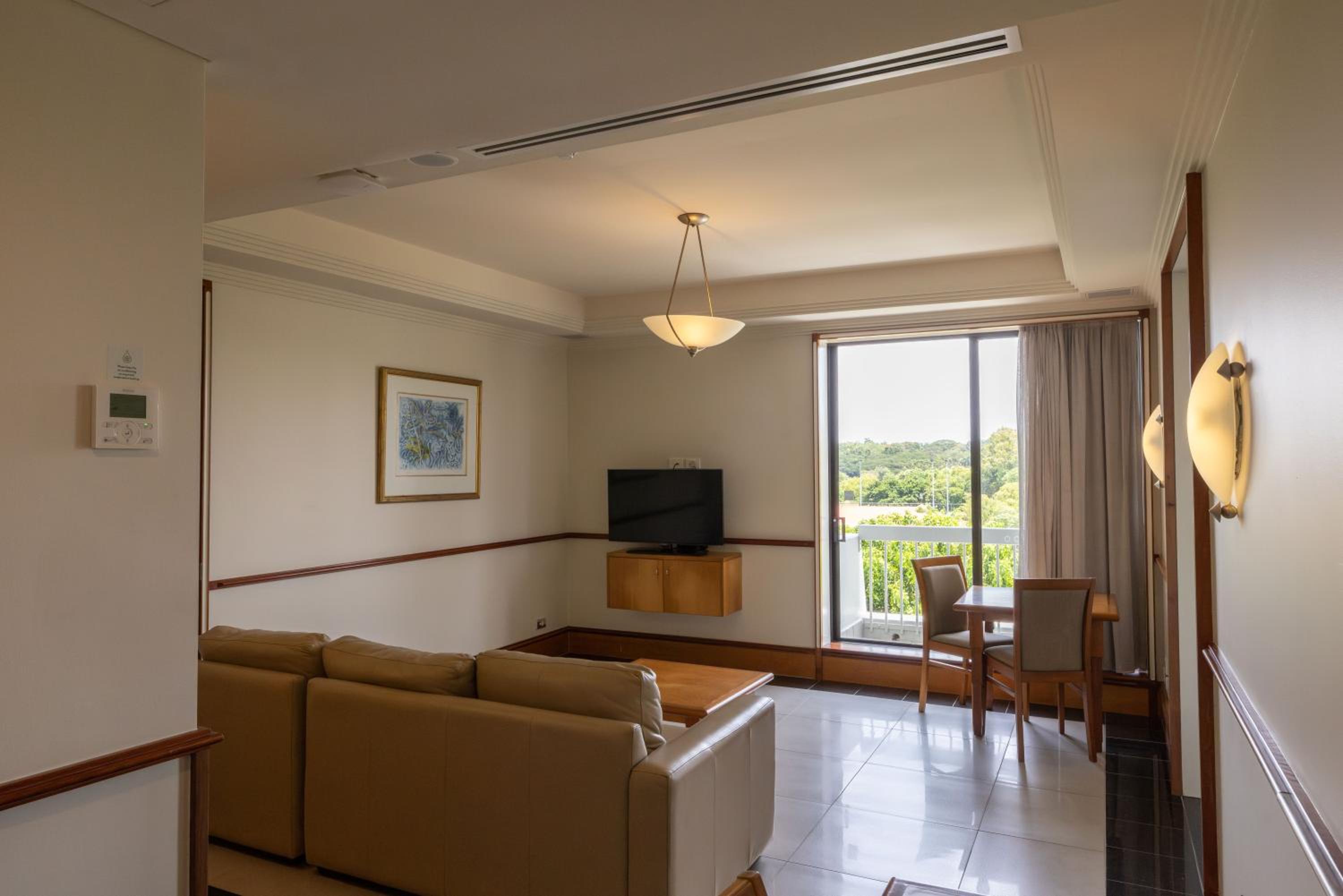 One-Bedroom Suite - Photo 4