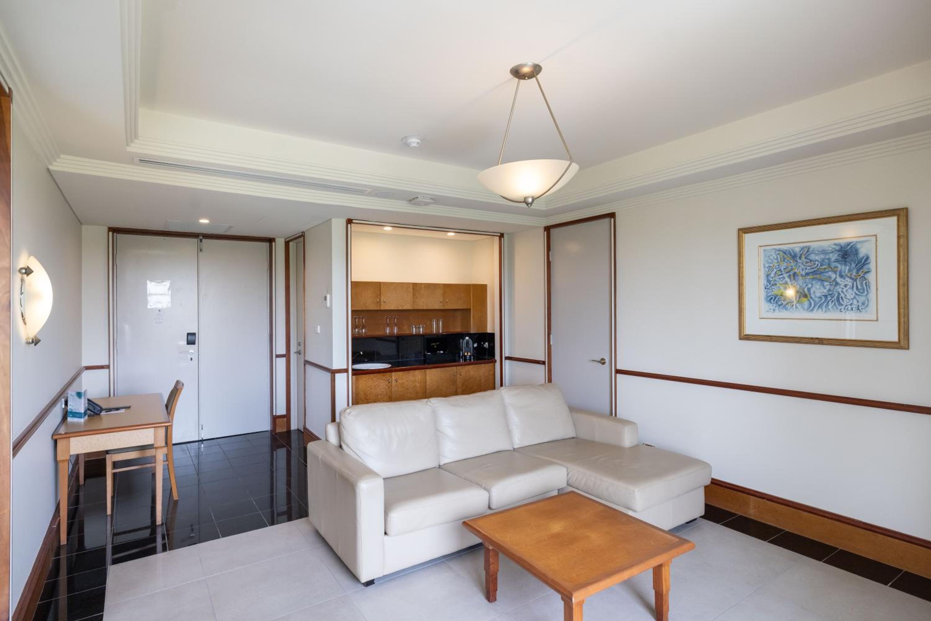 One-Bedroom Suite - Photo 6