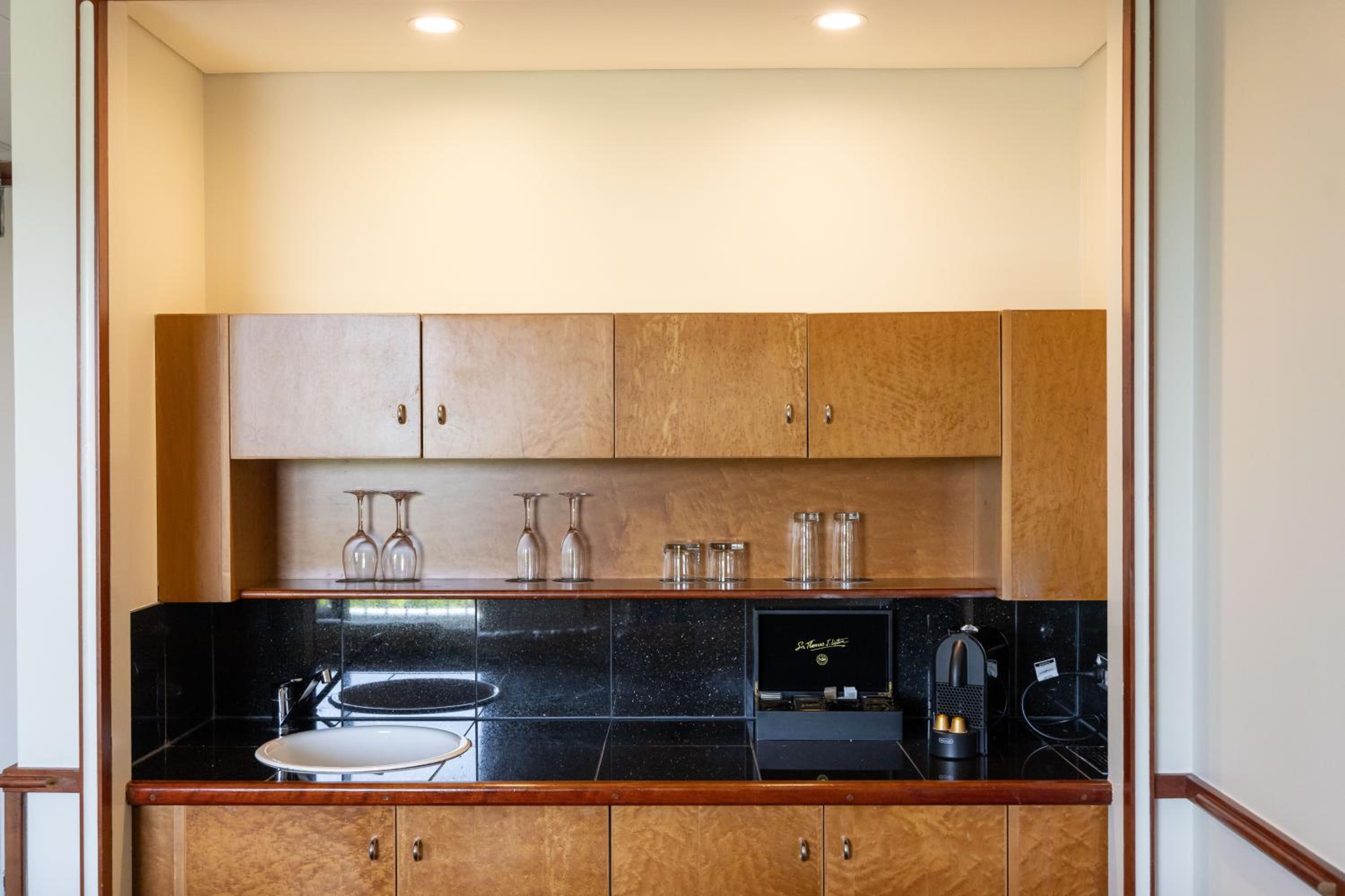 One-Bedroom Suite - Photo 7