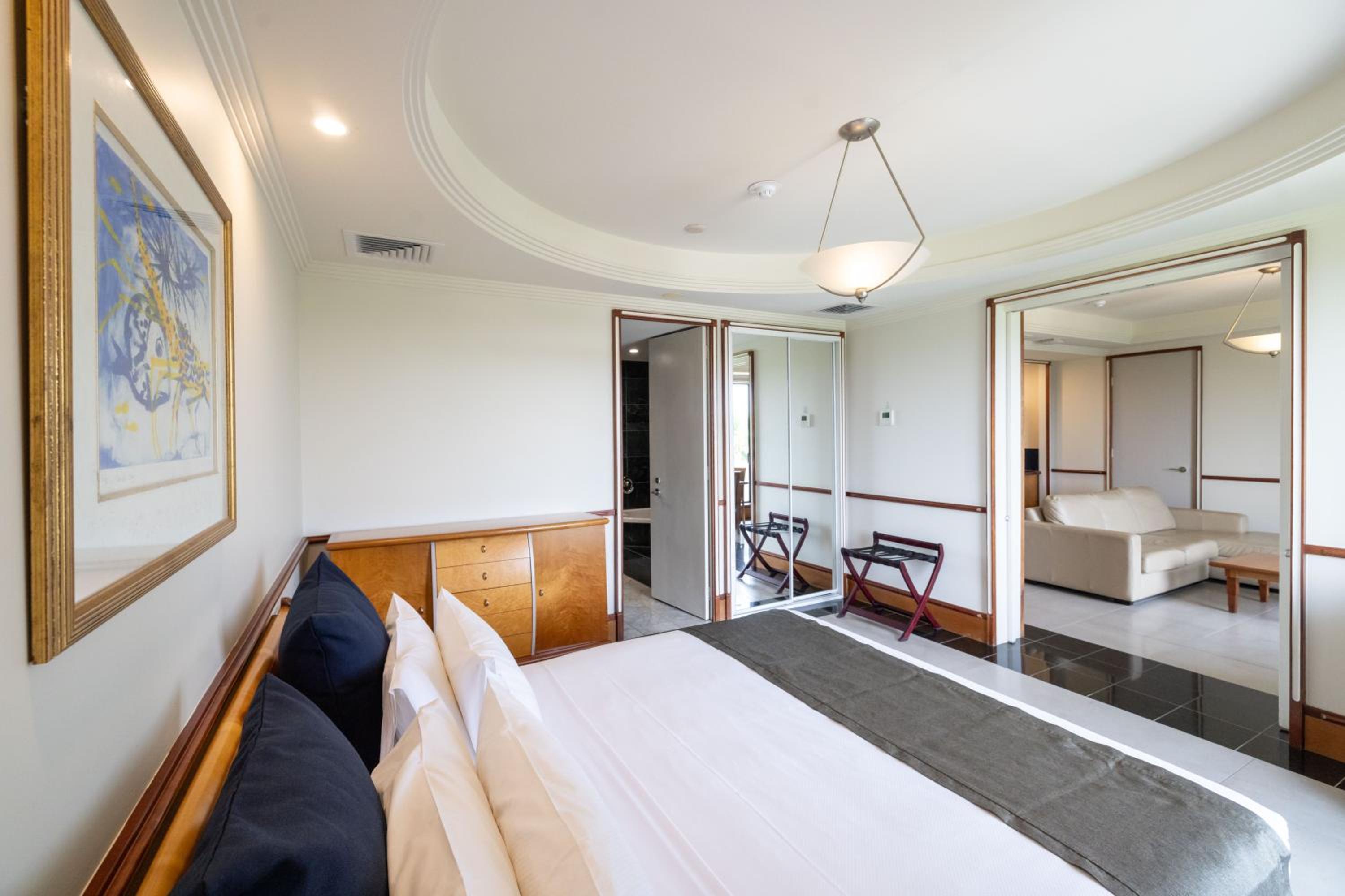 One-Bedroom Suite - Photo 9