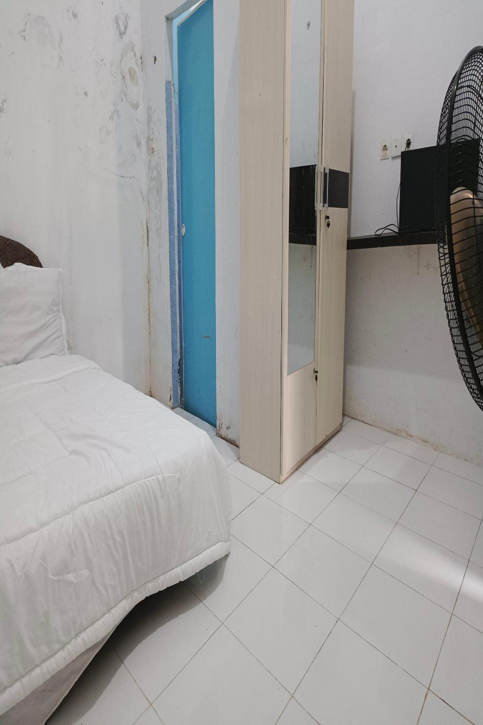 Budget Double Room - Photo 10