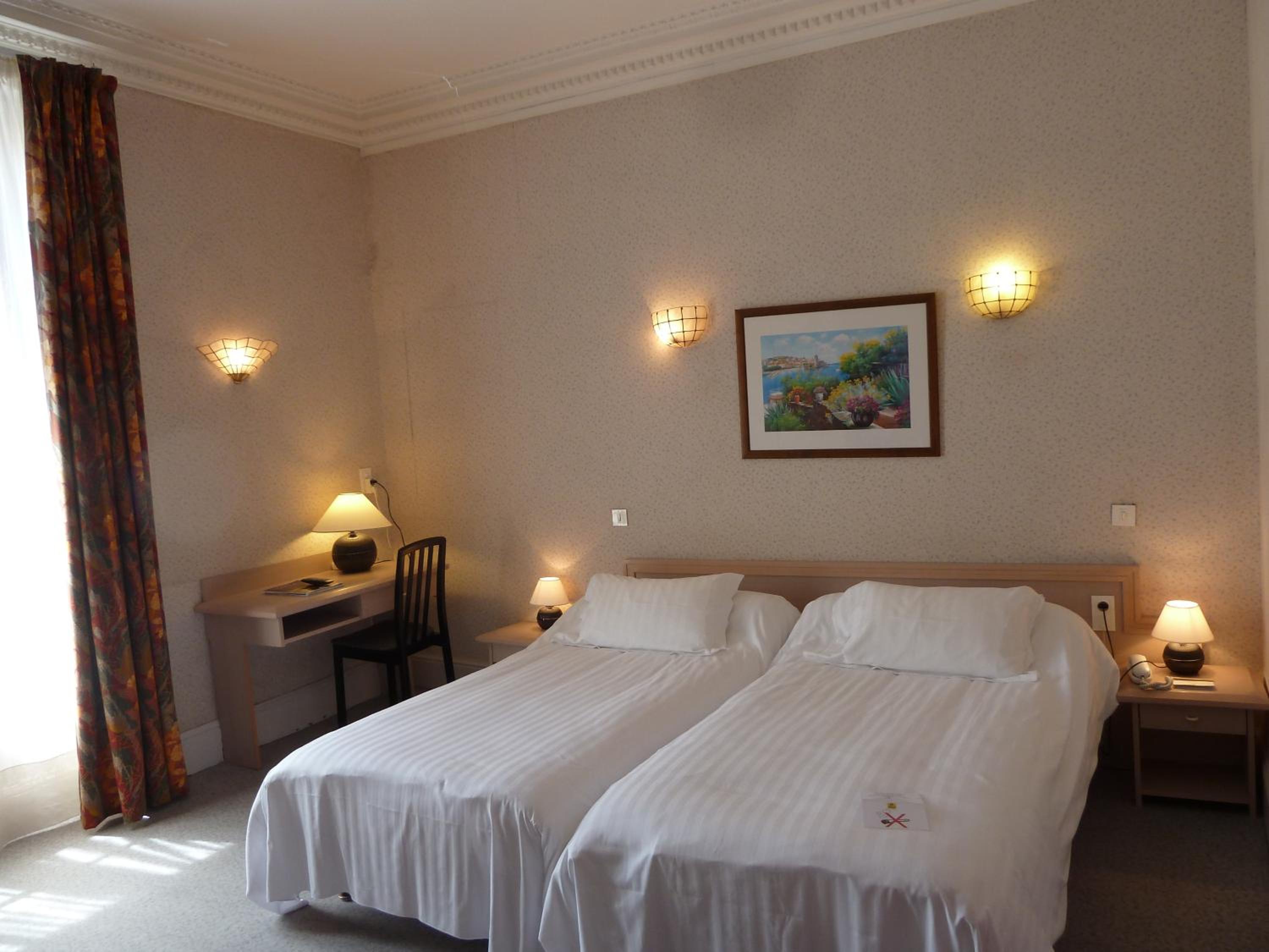 Large Twin Room with bath - Photo 5