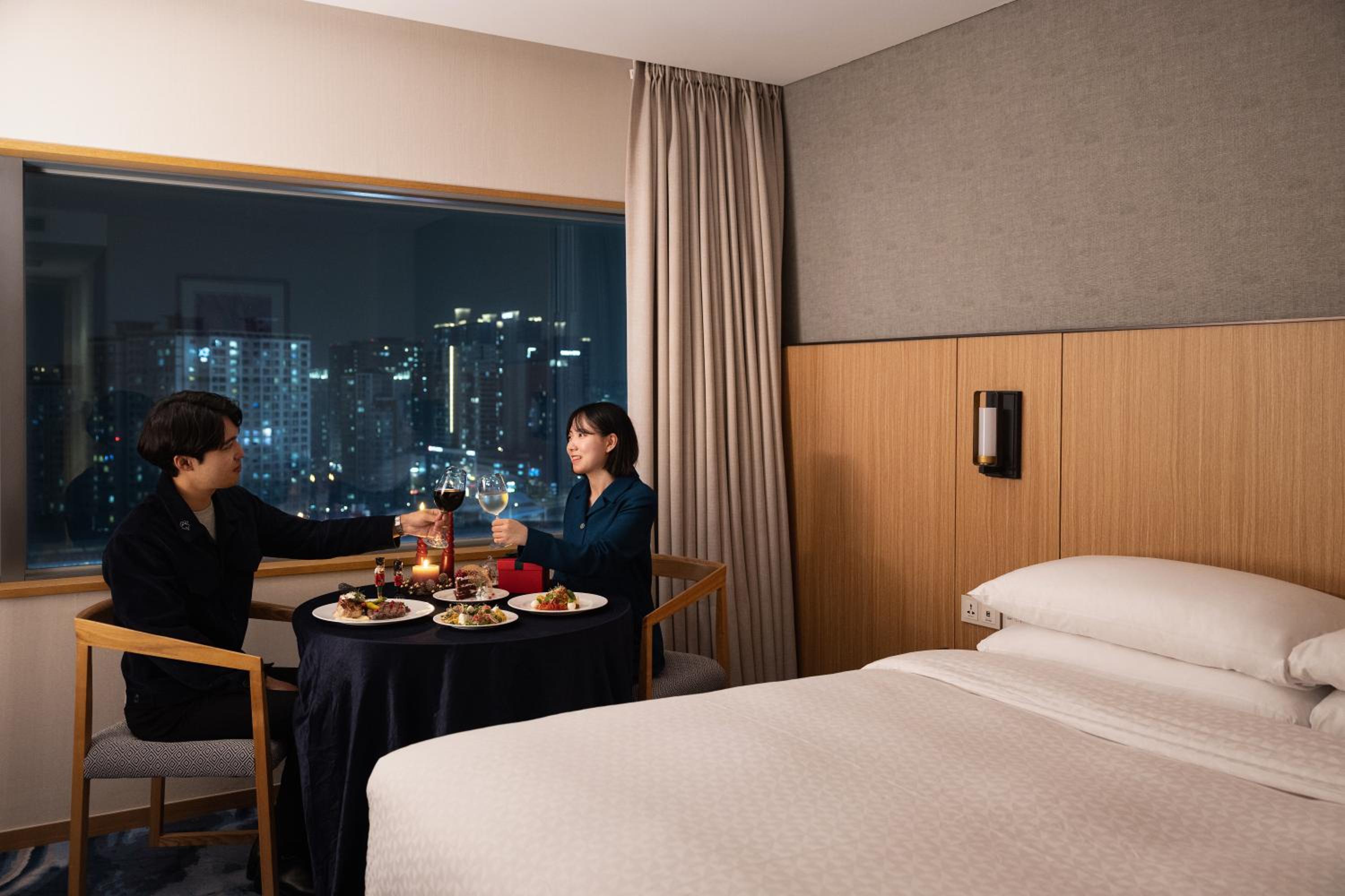 Premium, Guest room, 1 King, City view - Photo 7