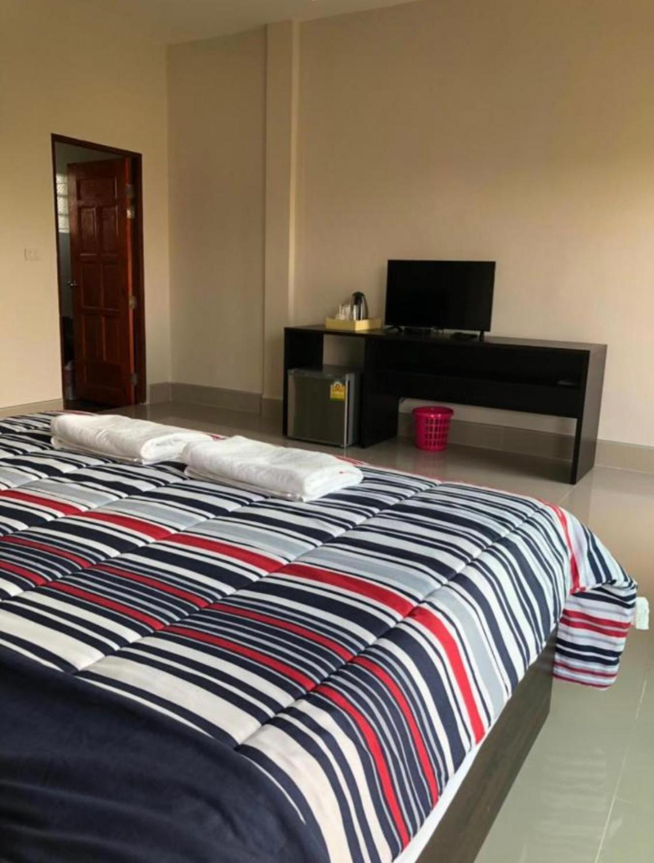 Deluxe Double Room (2 Adults + 1 Child) - Photo 1
