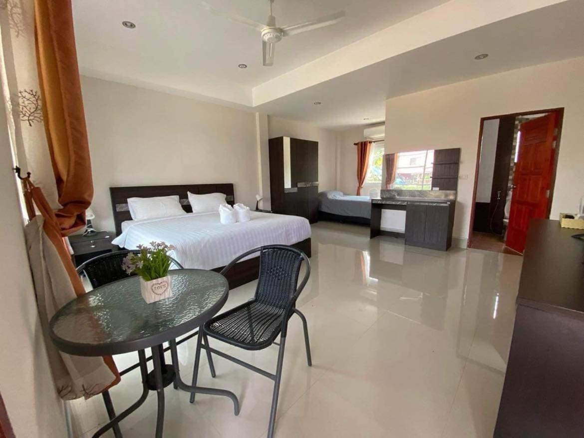 Deluxe Double Room (2 Adults + 1 Child) - Photo 3