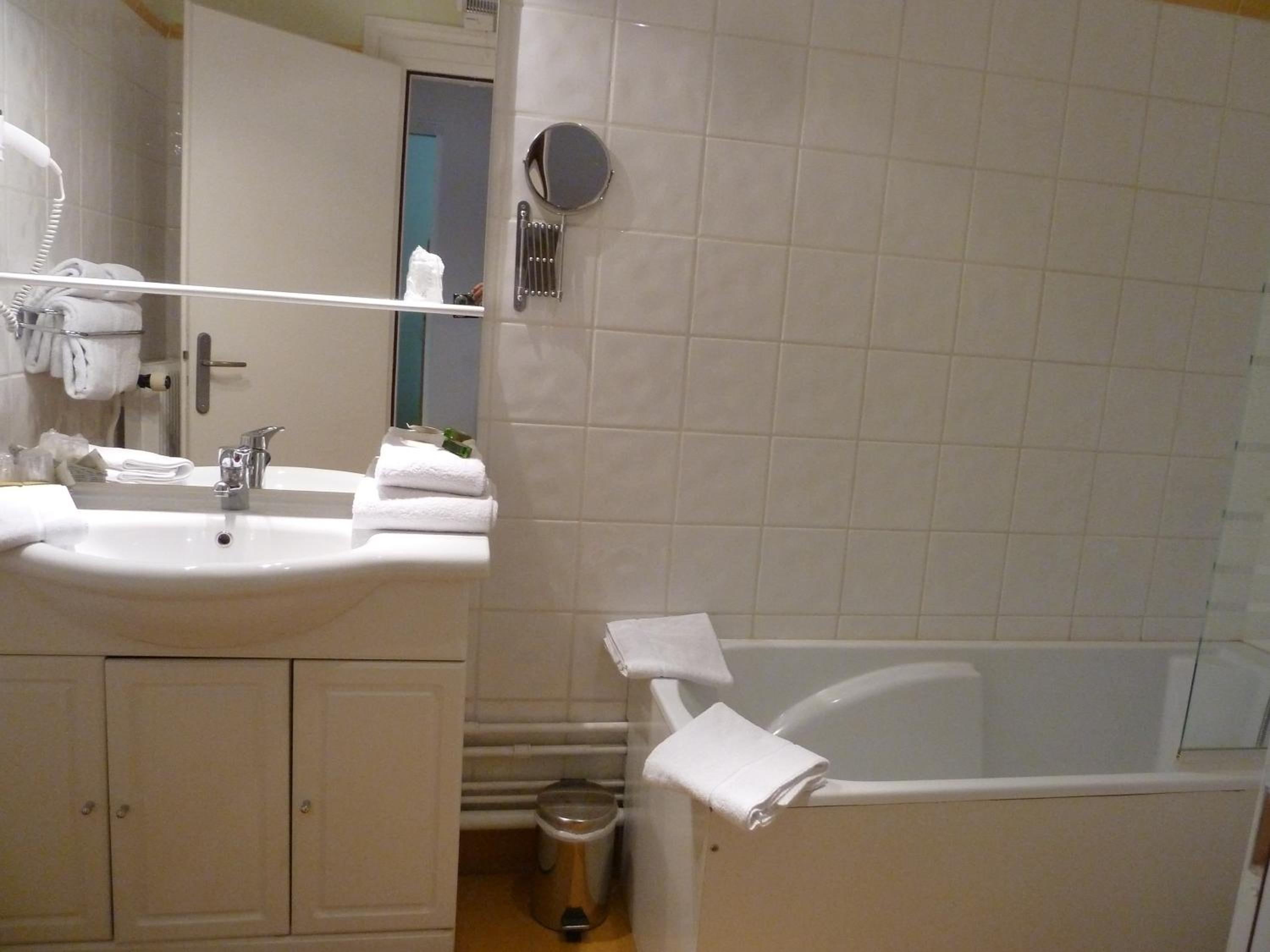 Comfort Twin Room with Bathroom - Photo 4