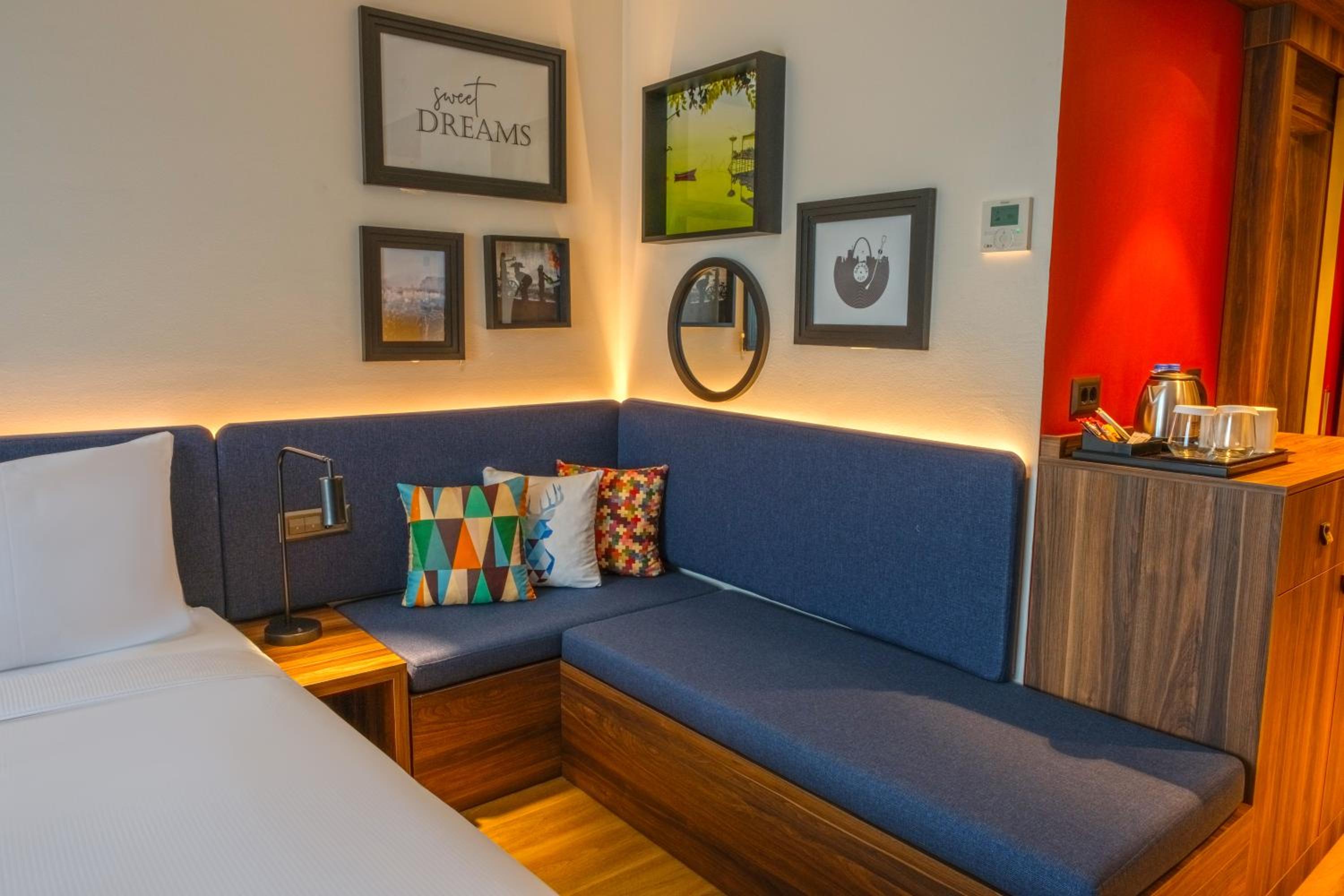 Deluxe Corner Queen Room with Sofa Bed - Non-Smoking