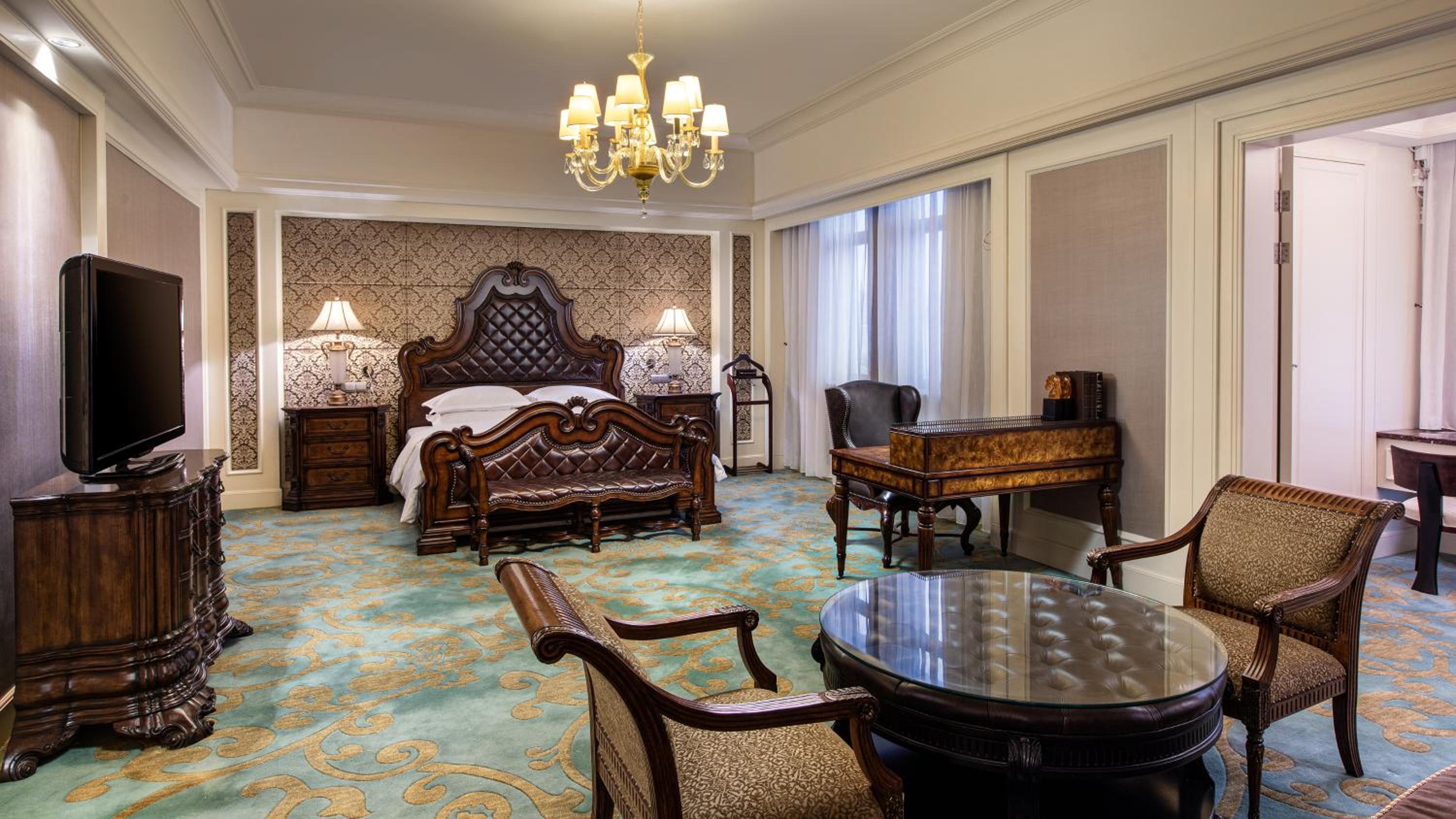 Two-Bedroom Suite with One King and Two Twin Beds - Smoking photo 1