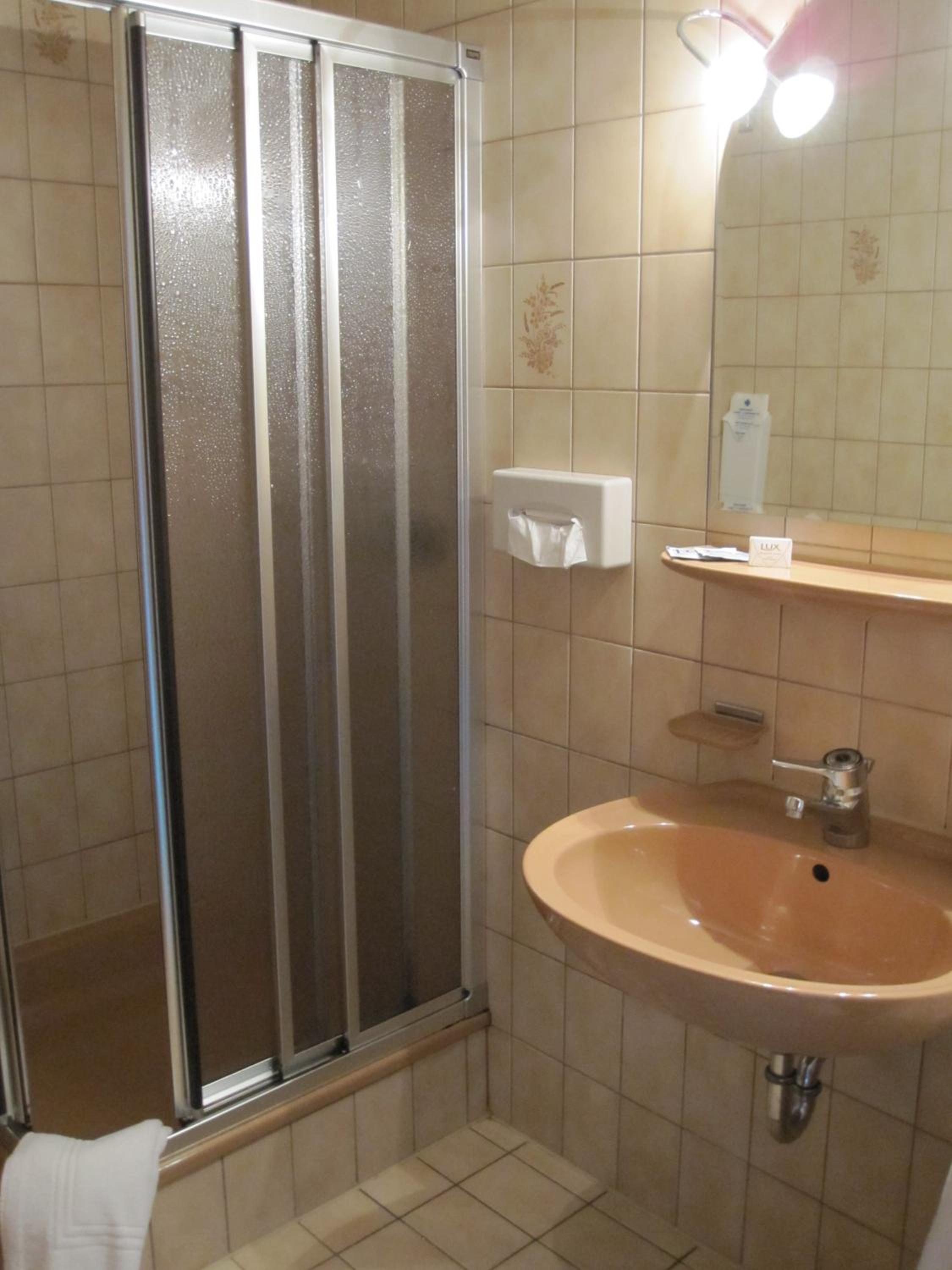 Double or Twin Room - Photo 5