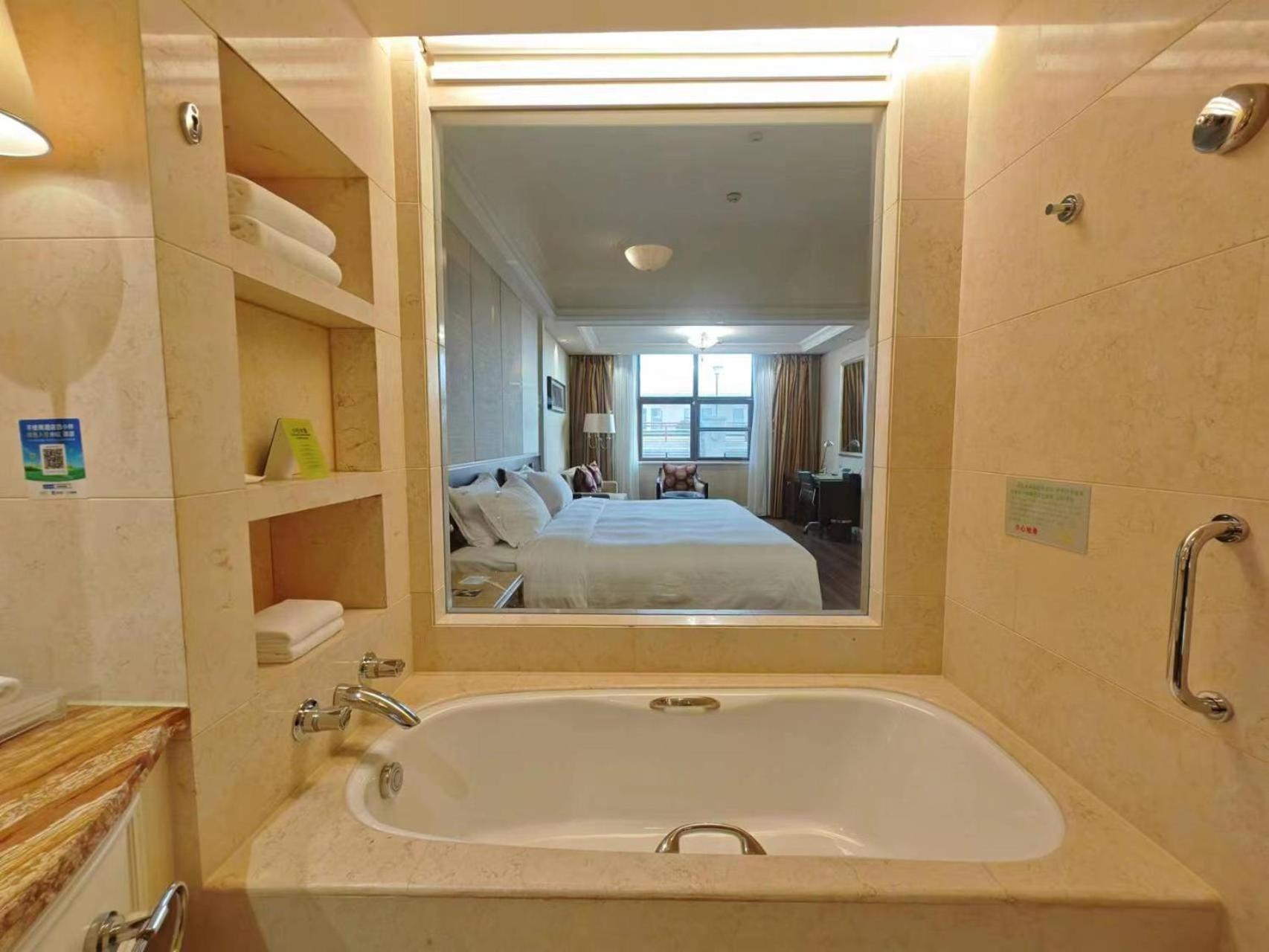 Premium King Room - Smoking photo 2
