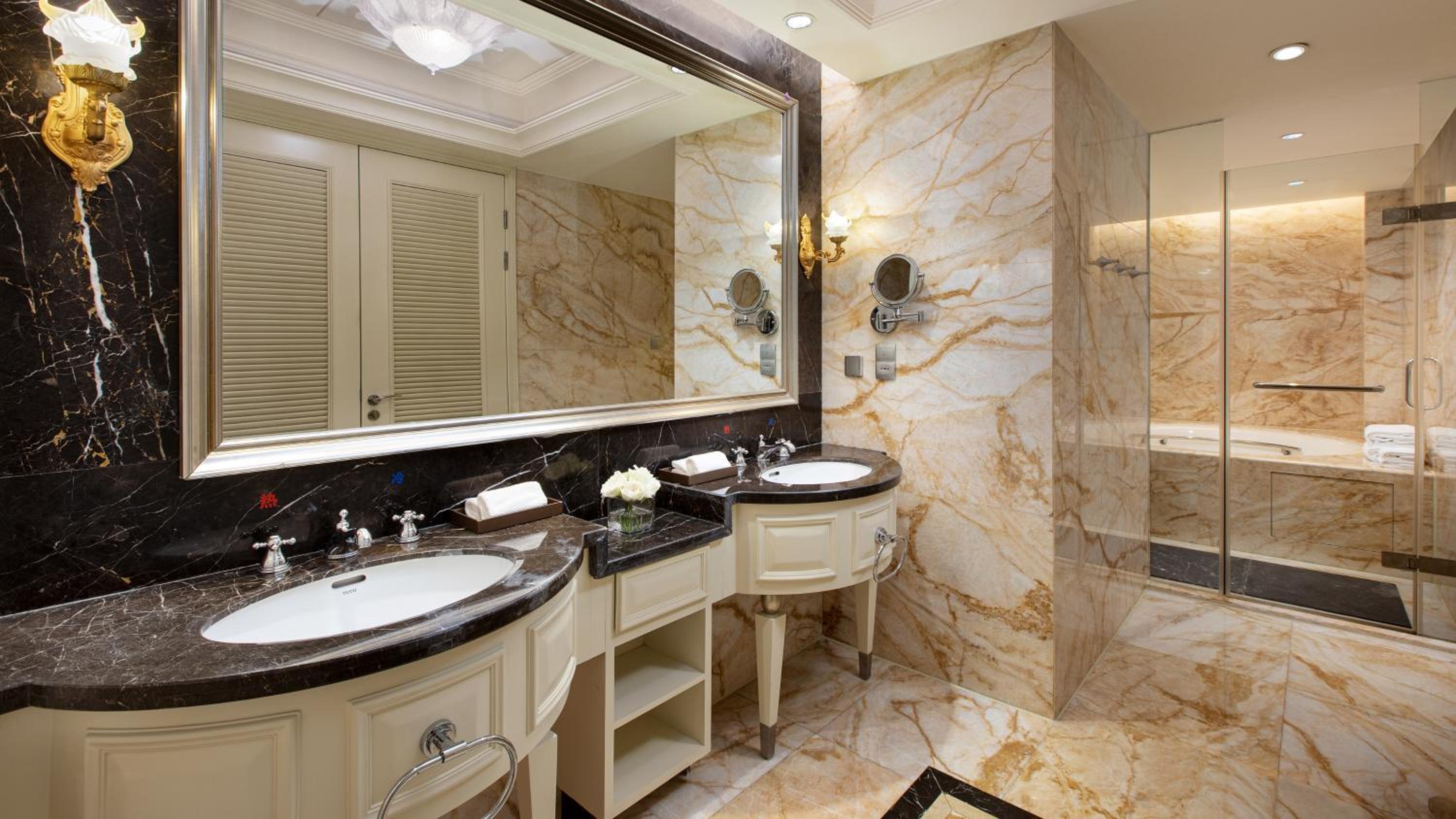 Two-Bedroom Suite with One King and Two Twin Beds - Smoking photo 3