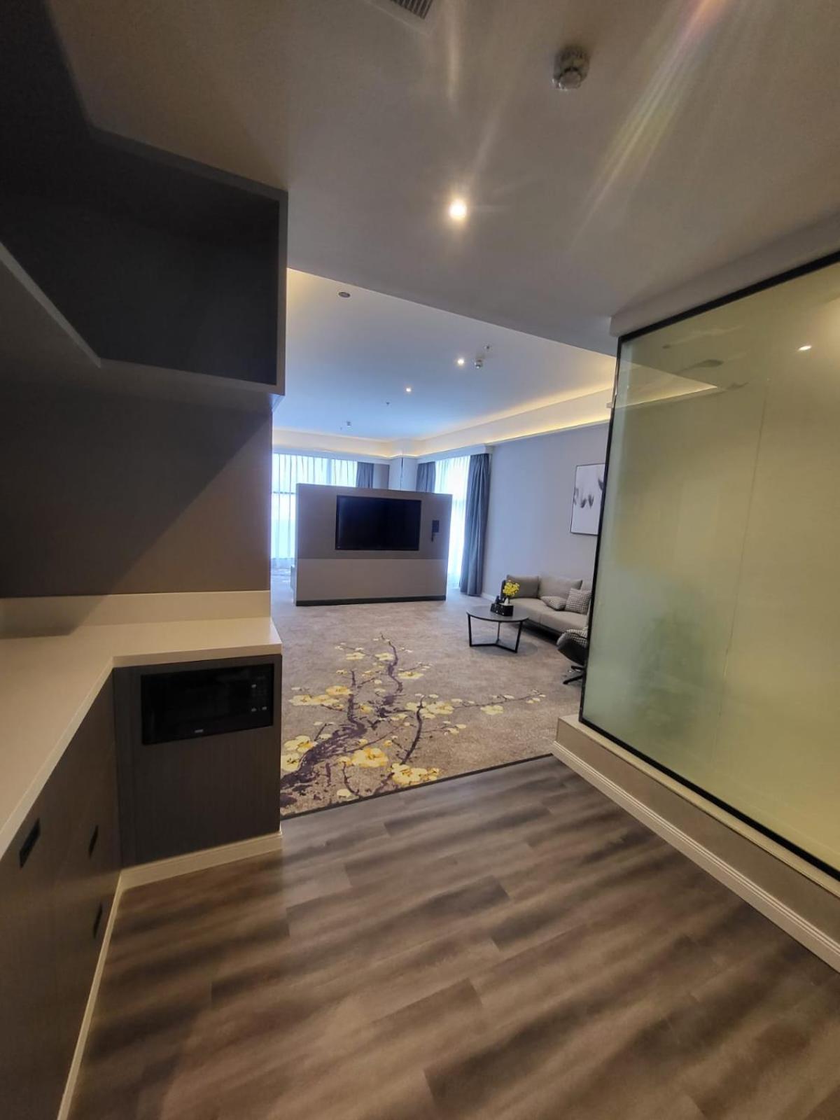Deluxe King Suite photo 1
