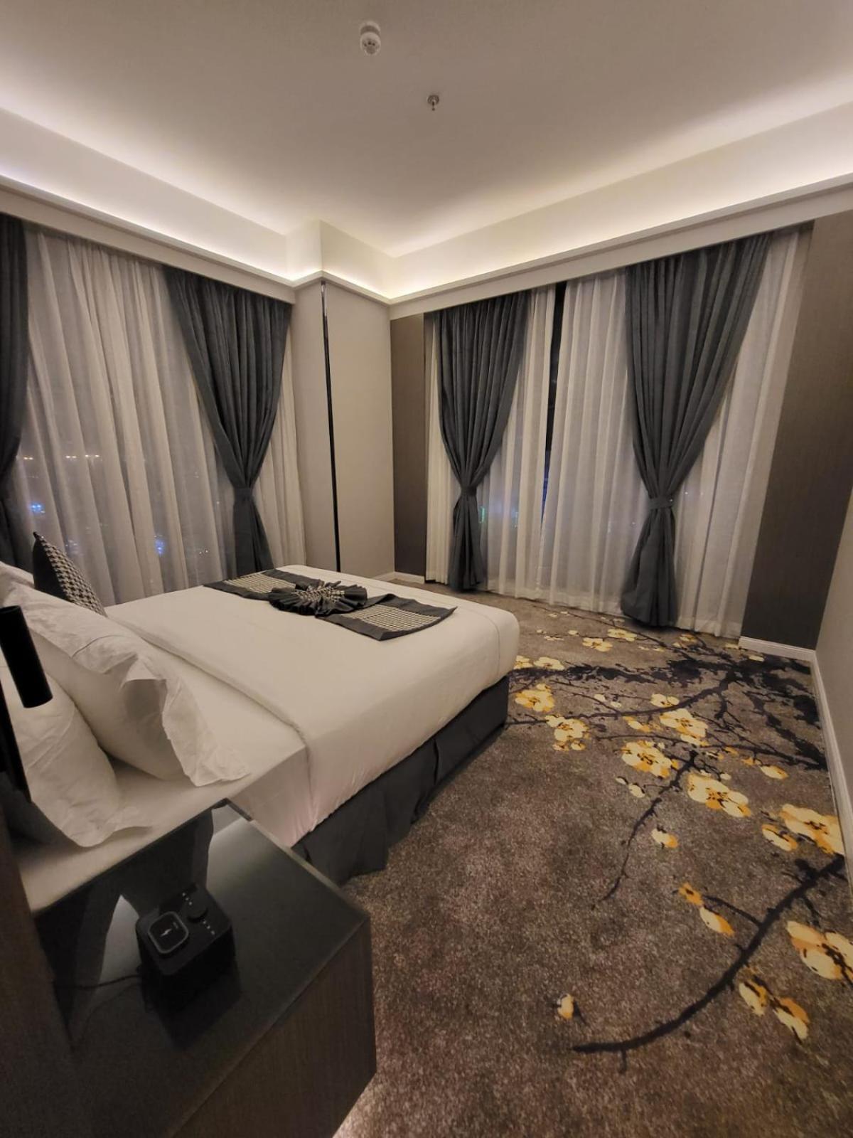 Deluxe King Suite photo 3