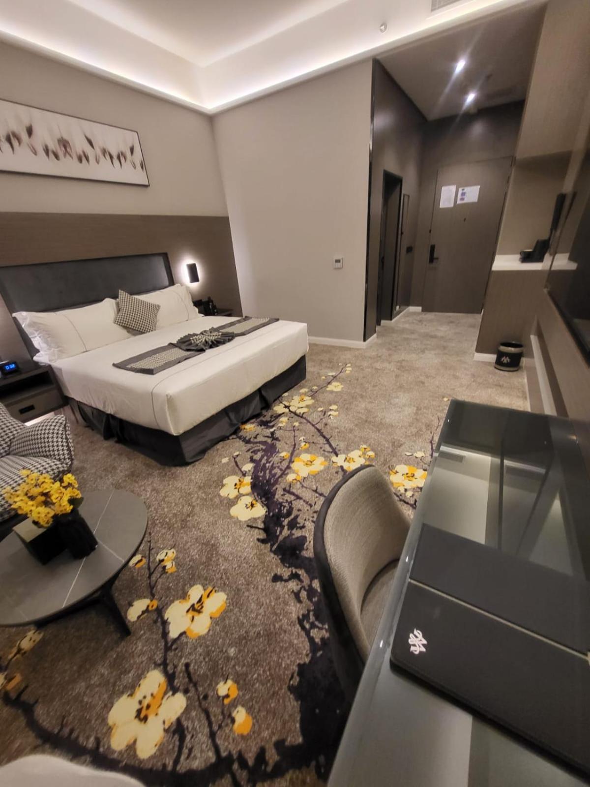 Deluxe King Suite photo 2
