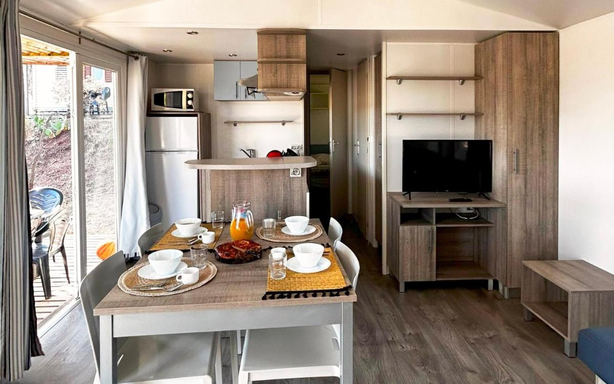 Comfort Three-Bedroom Indiana Mobile Home (8 Persons) - 2 nights minimum