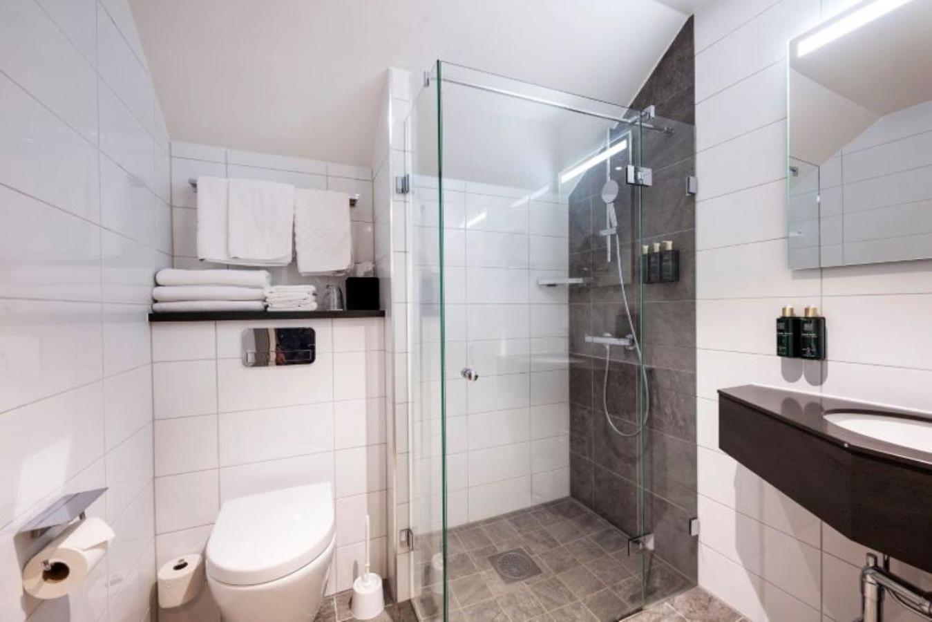 Standard Double or Twin Room - Photo 5