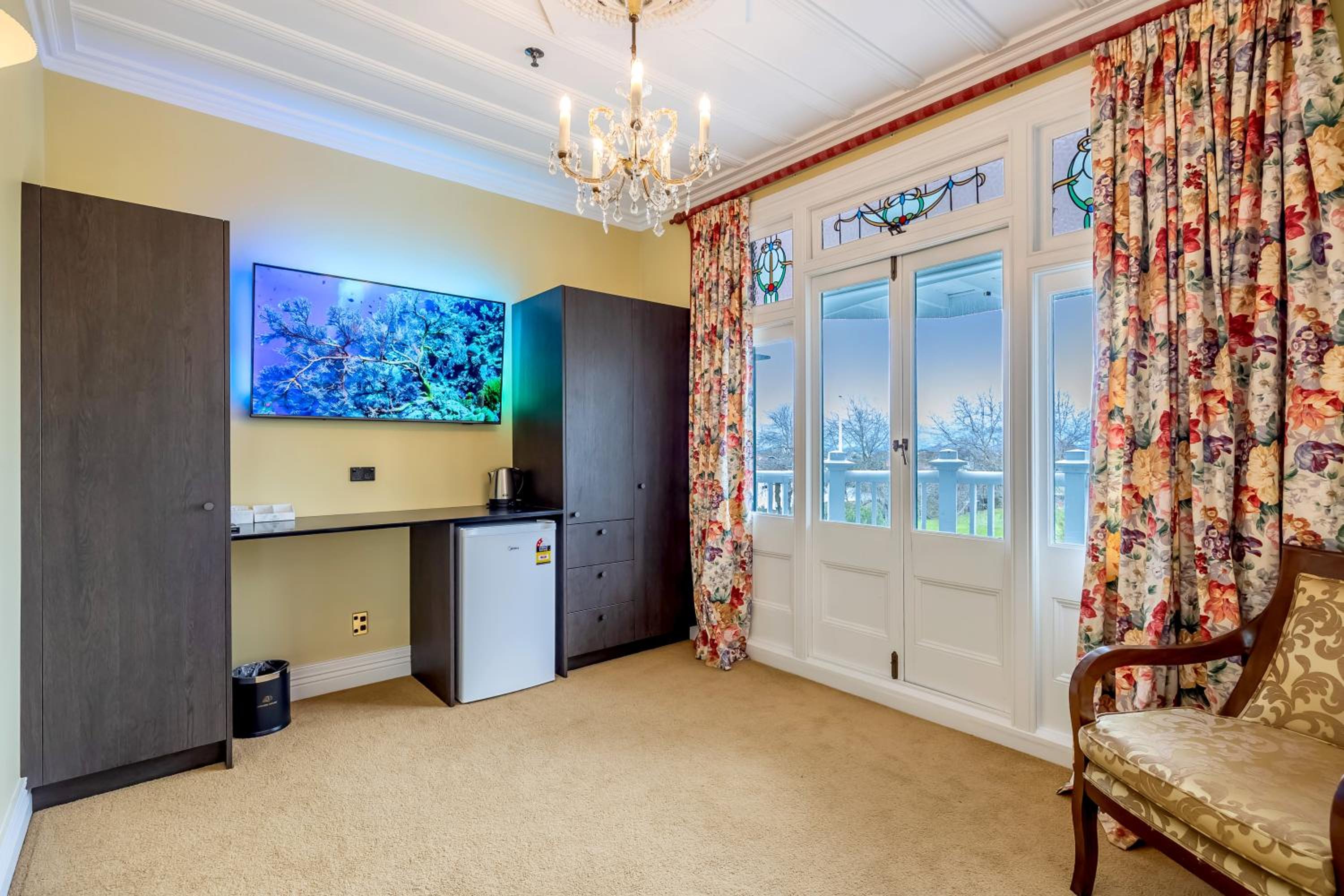 King Room with Balcony - Photo 6