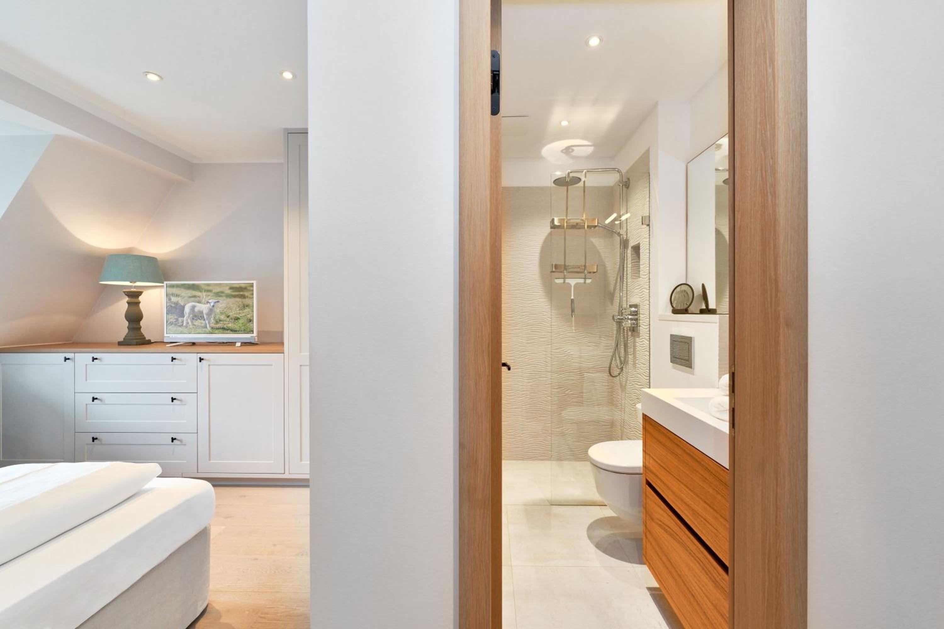 Three-Bedroom House photo 2
