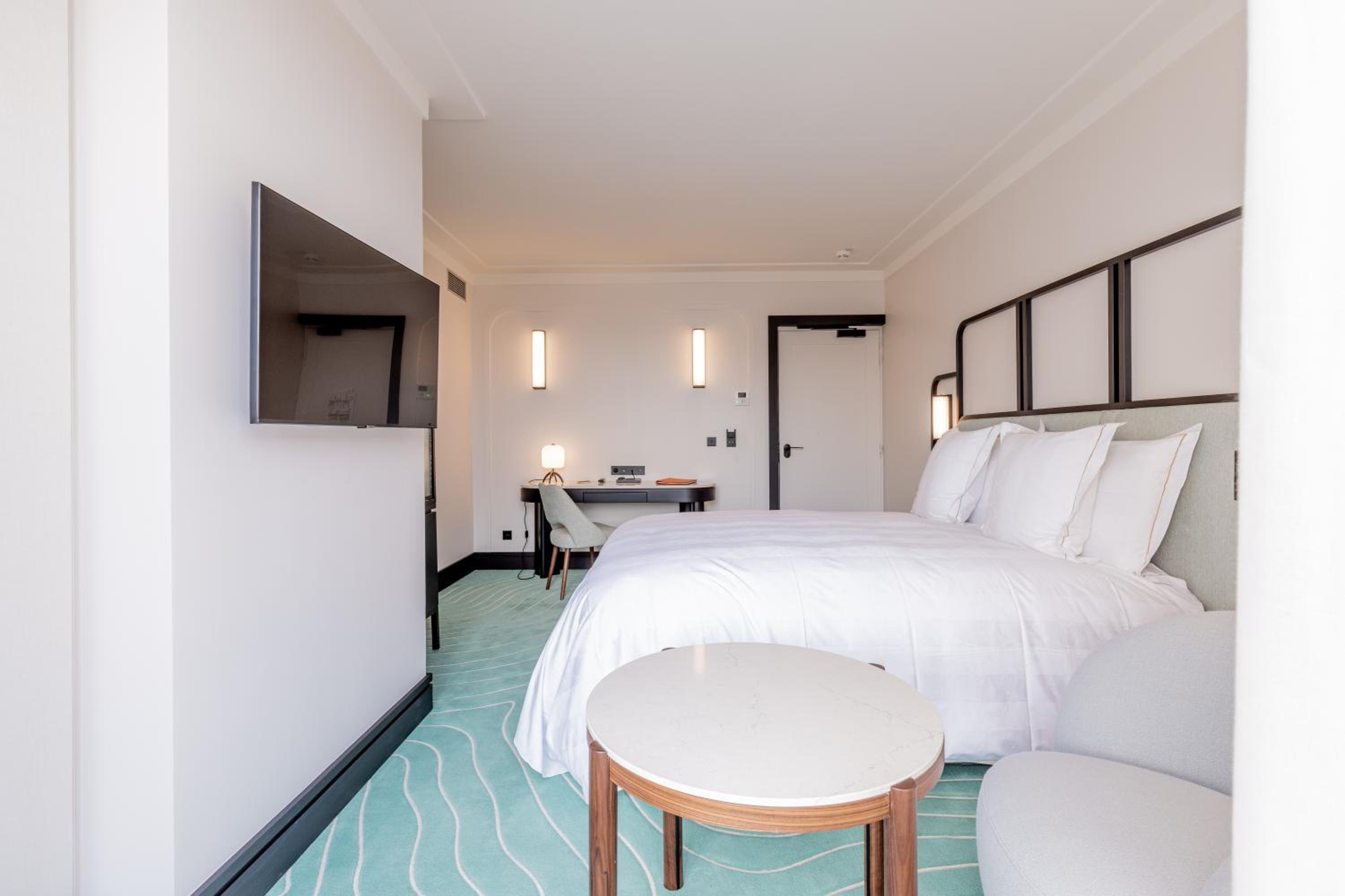 Deluxe Room with City View - Photo 5