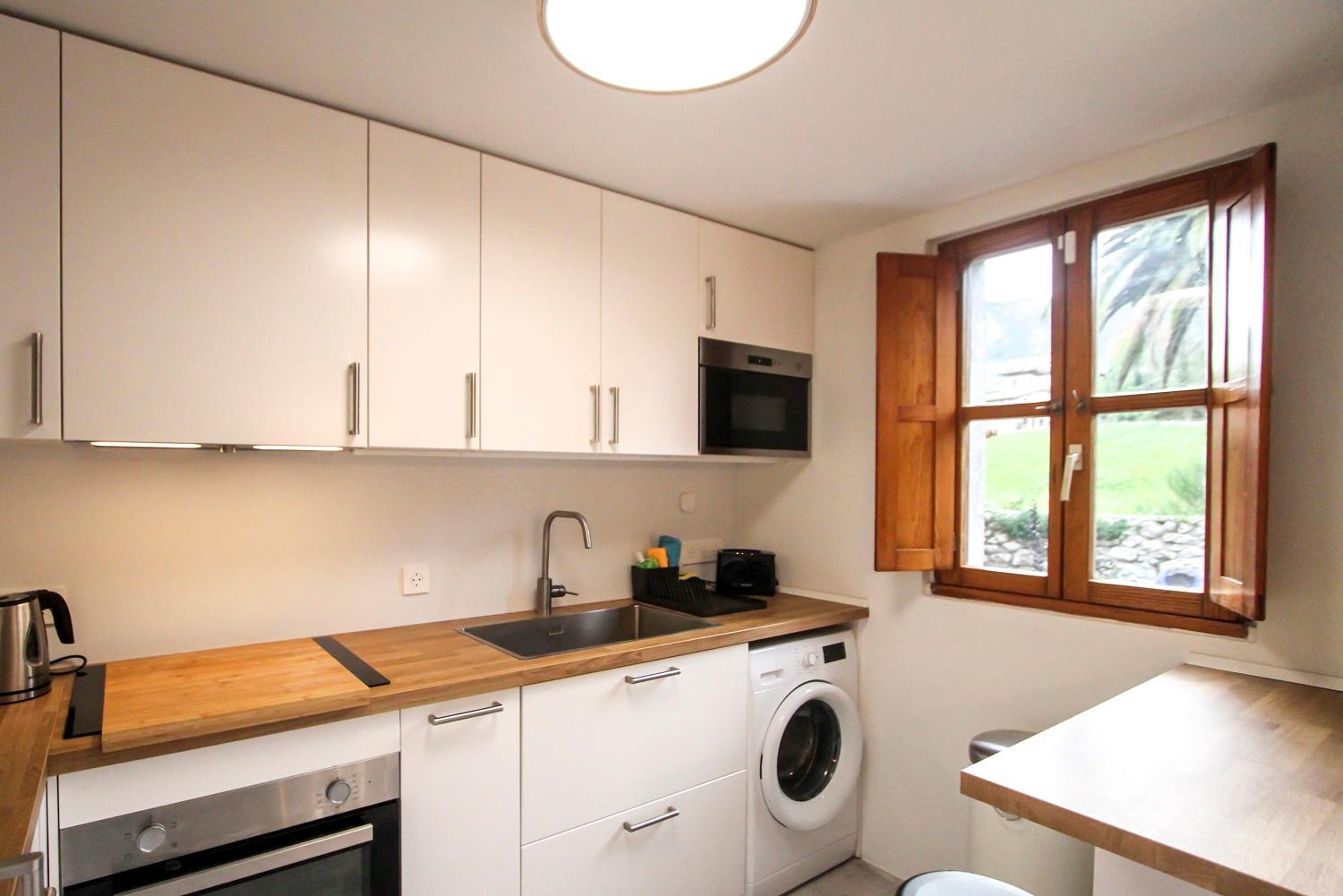 Five-Bedroom House photo 3