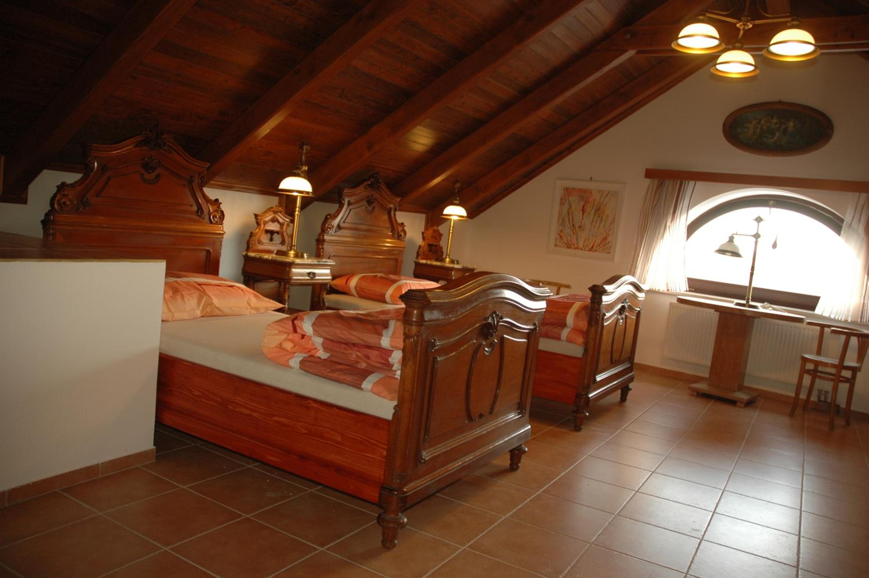 Large Twin Room - Photo 3