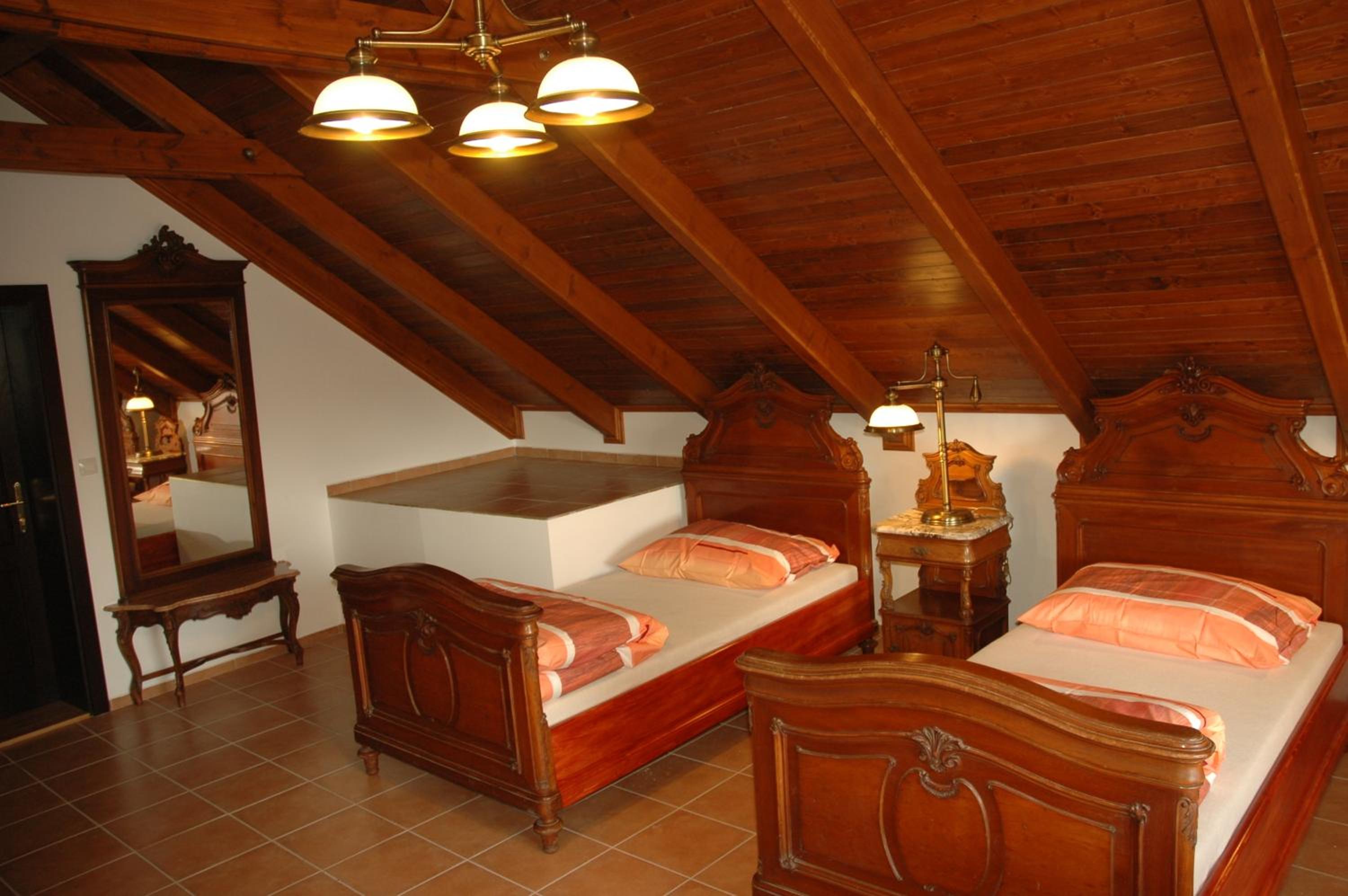 Large Twin Room - Photo 4