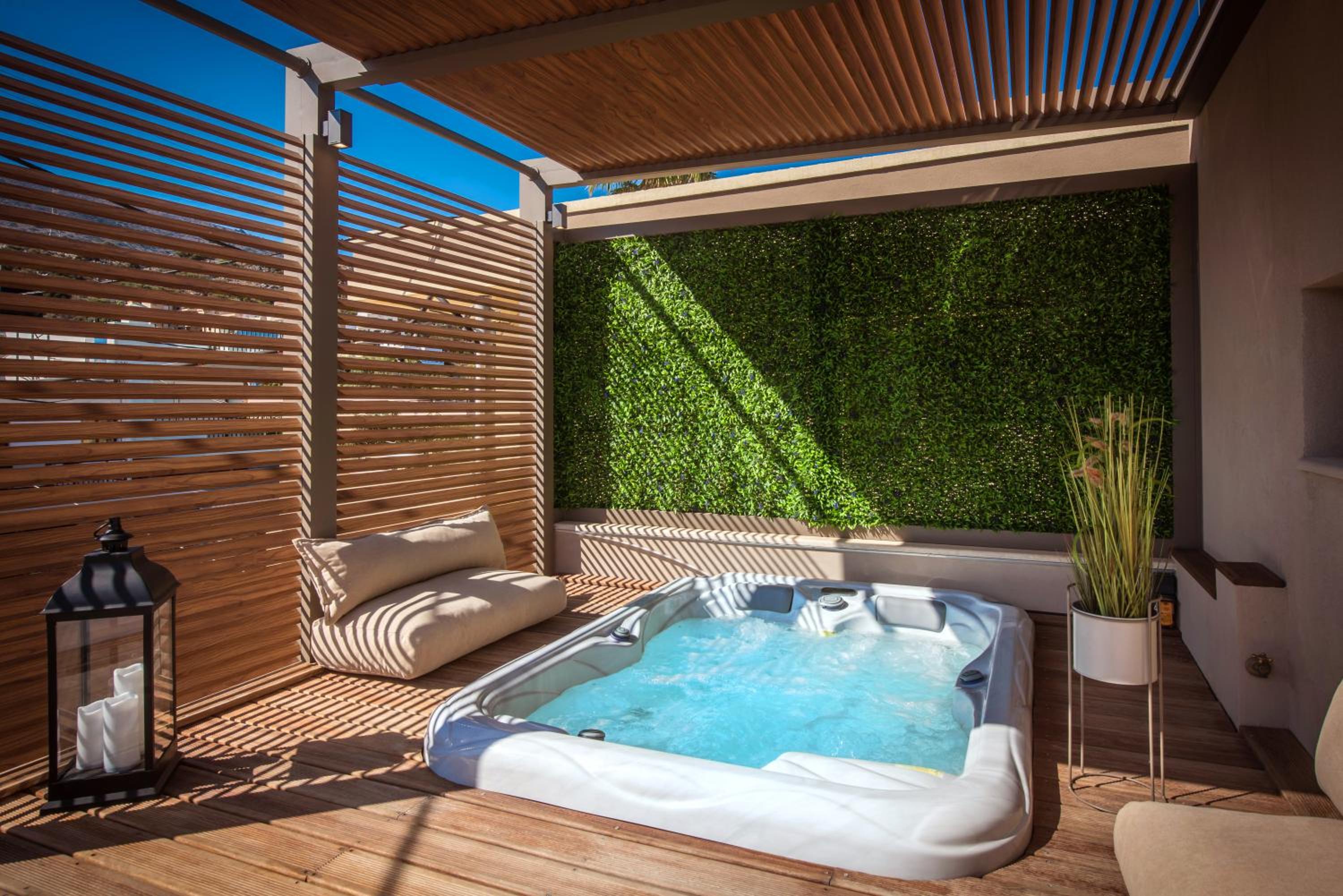 Deluxe Suite with Sea View and Jacuzzi - Photo 10