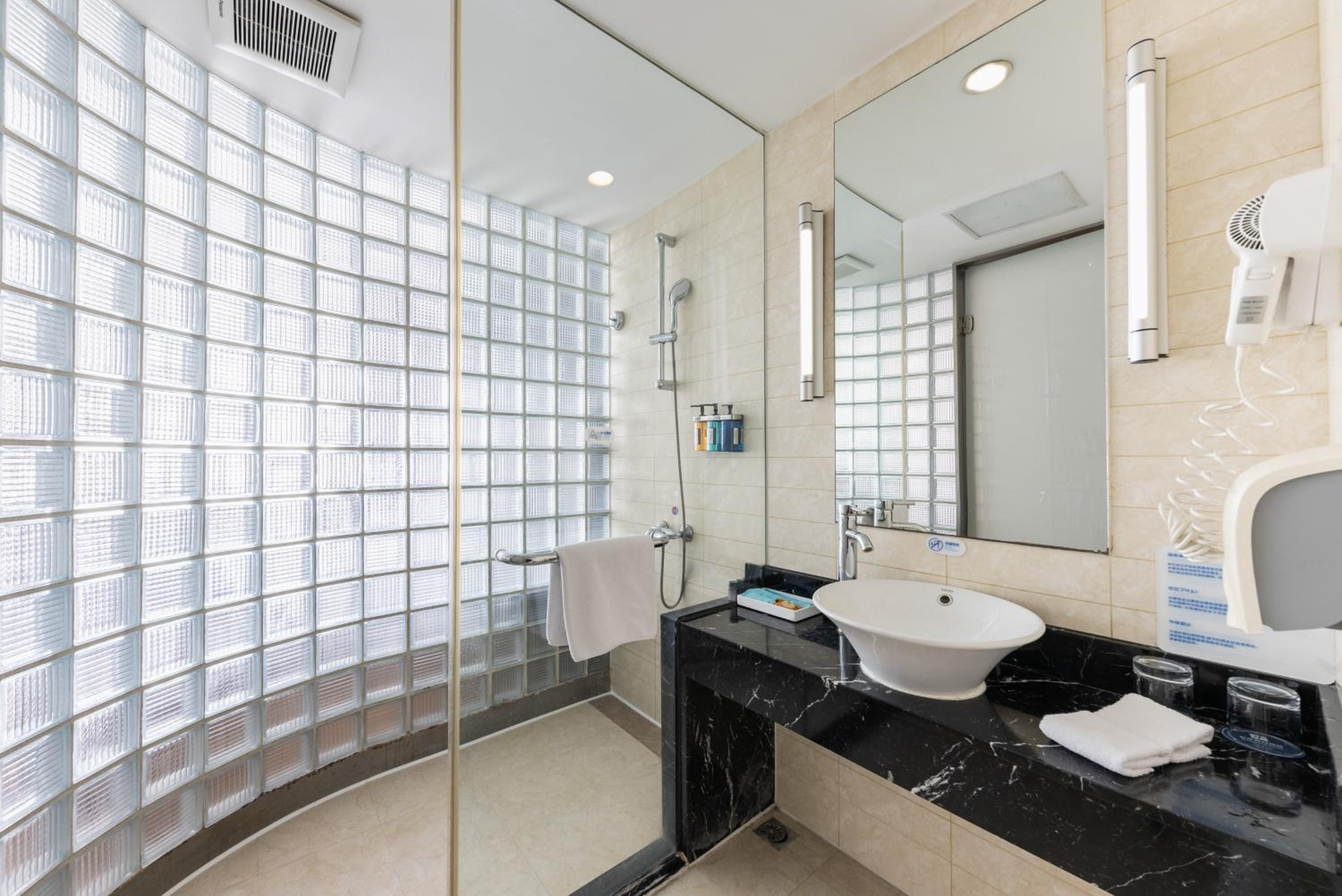 Standard Twin Room - Photo 4
