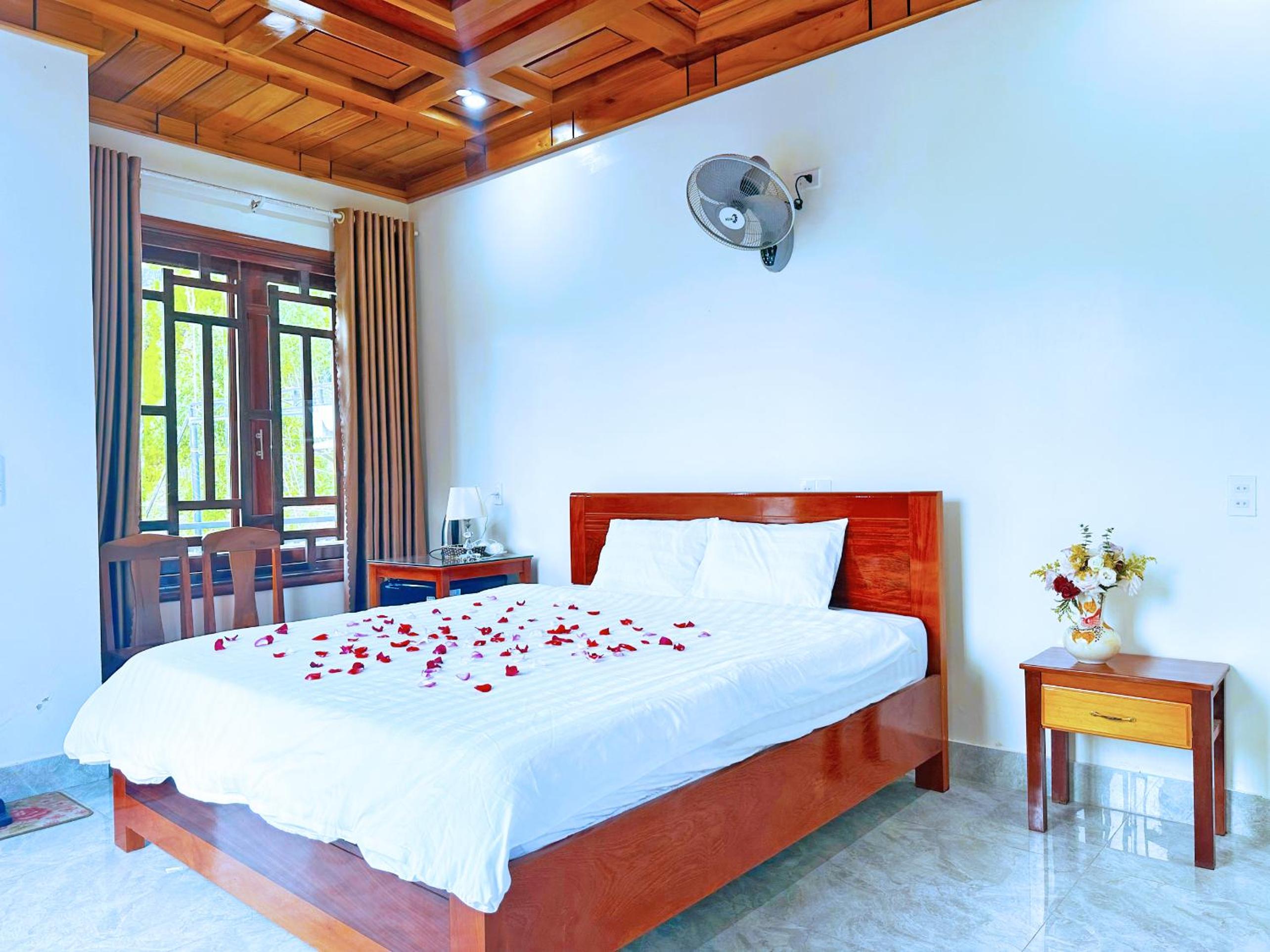 Deluxe King Room - Photo 7