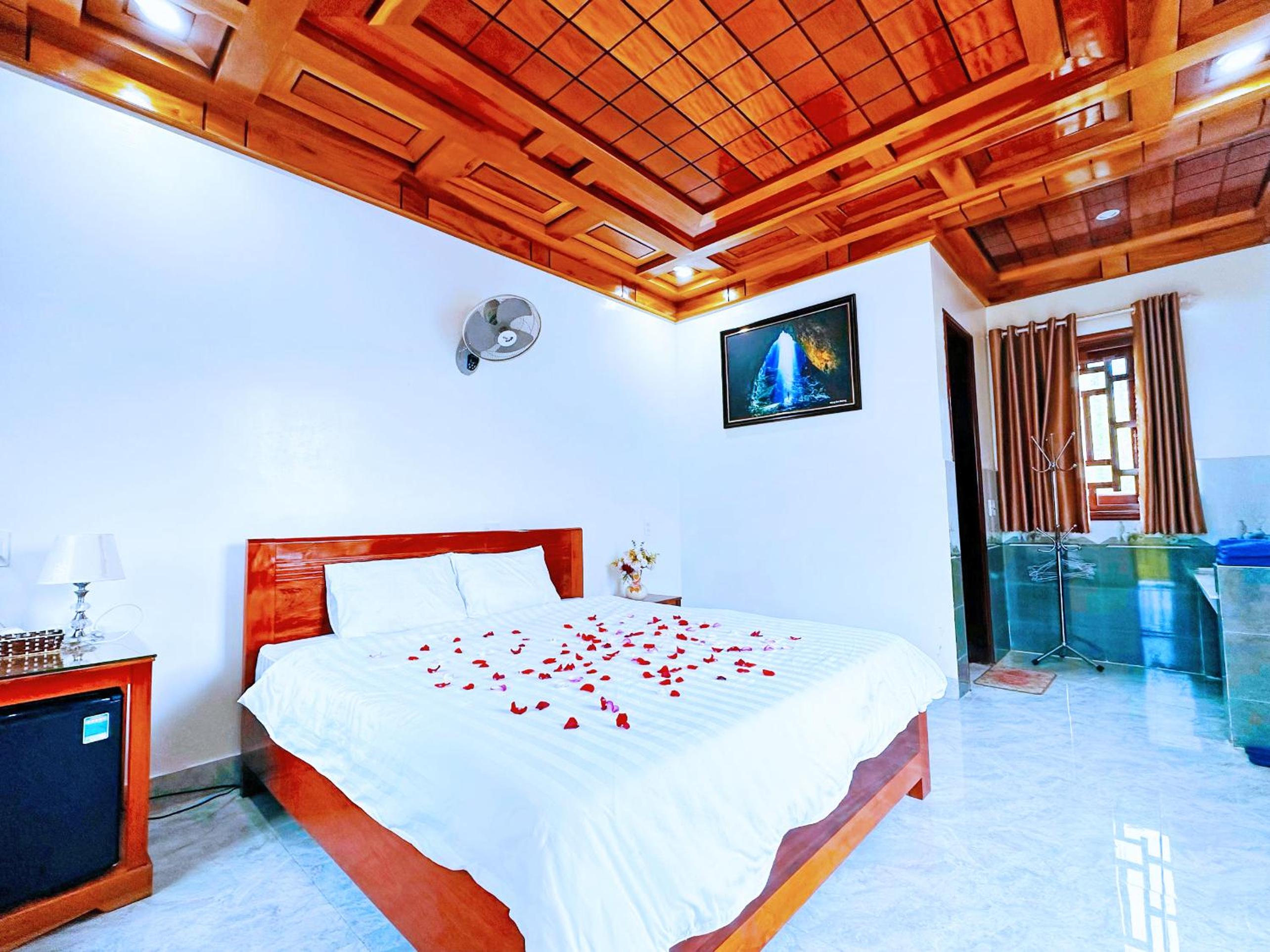 Deluxe King Room - Photo 5